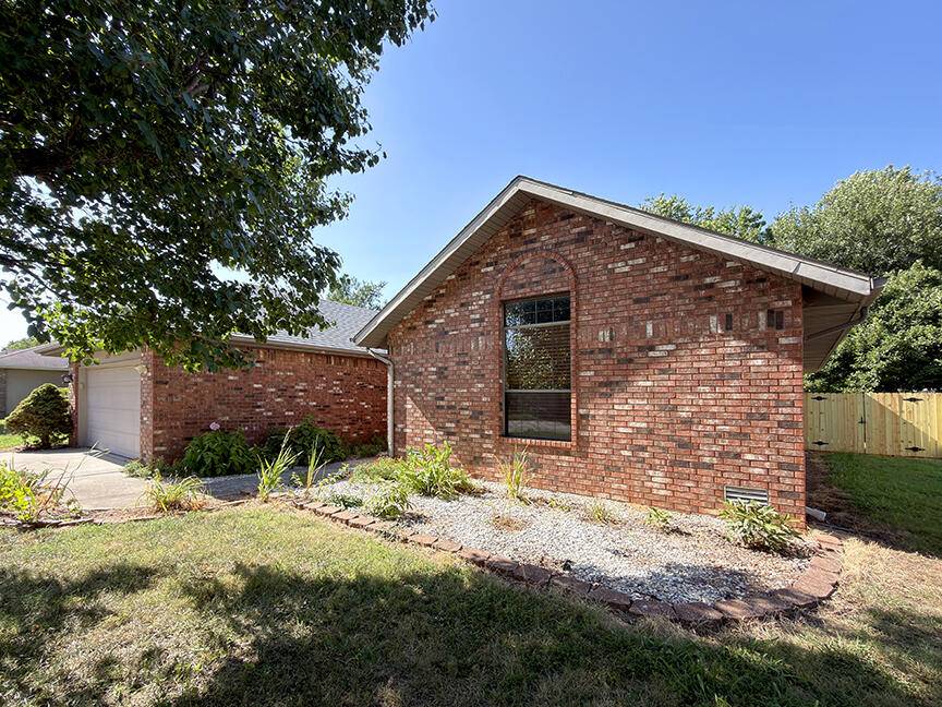 2225 W Rockwood ST, Springfield, MO 65807
