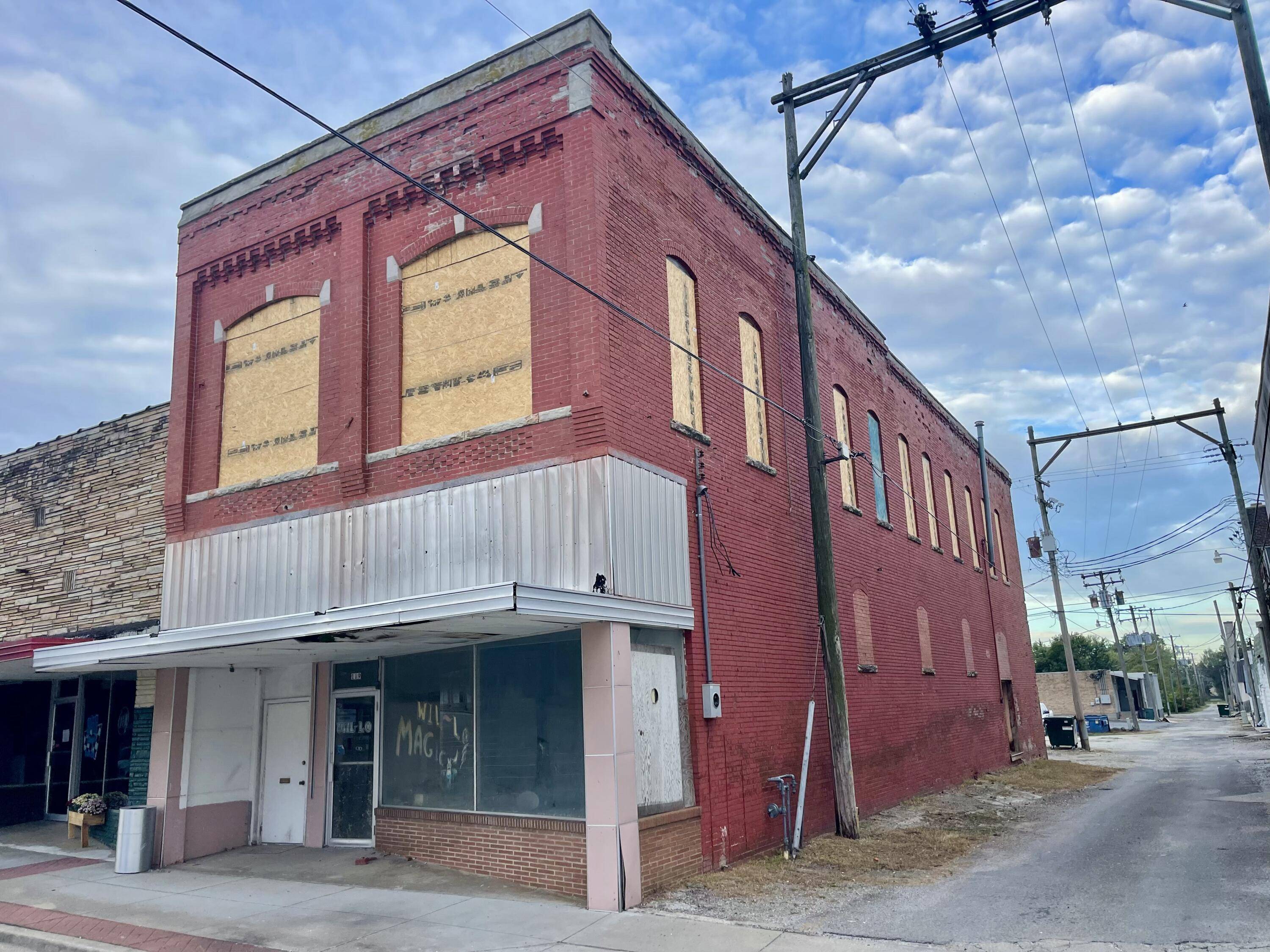 119 S Madison AVE, Aurora, MO 65605