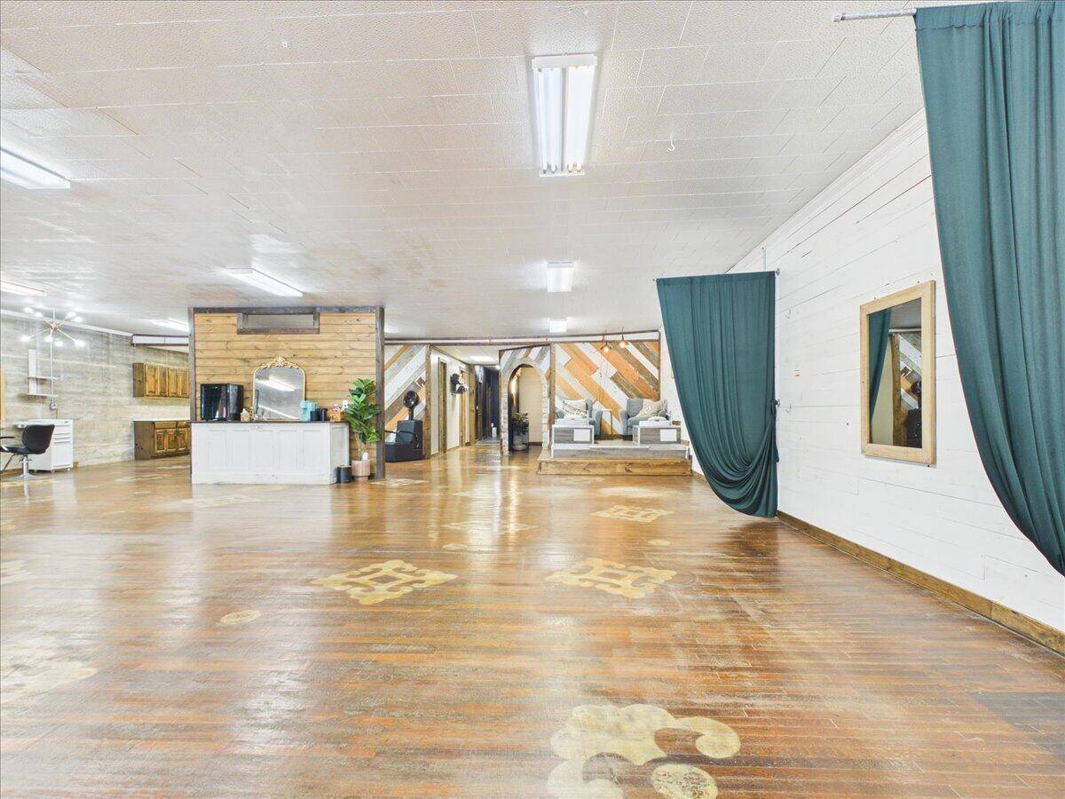 213 N Grand AVE, Houston, MO 65483