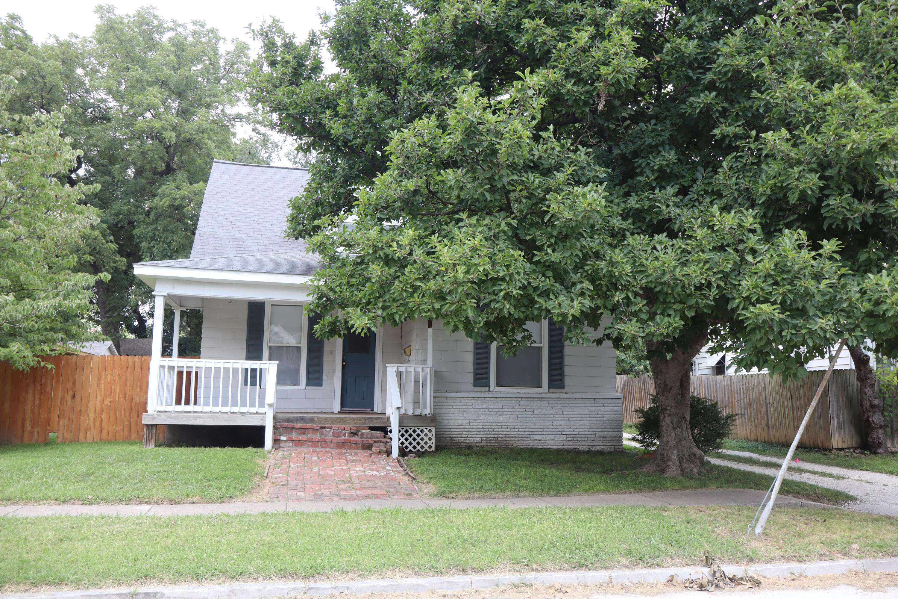 715 E Lynn ST, Springfield, MO 65802