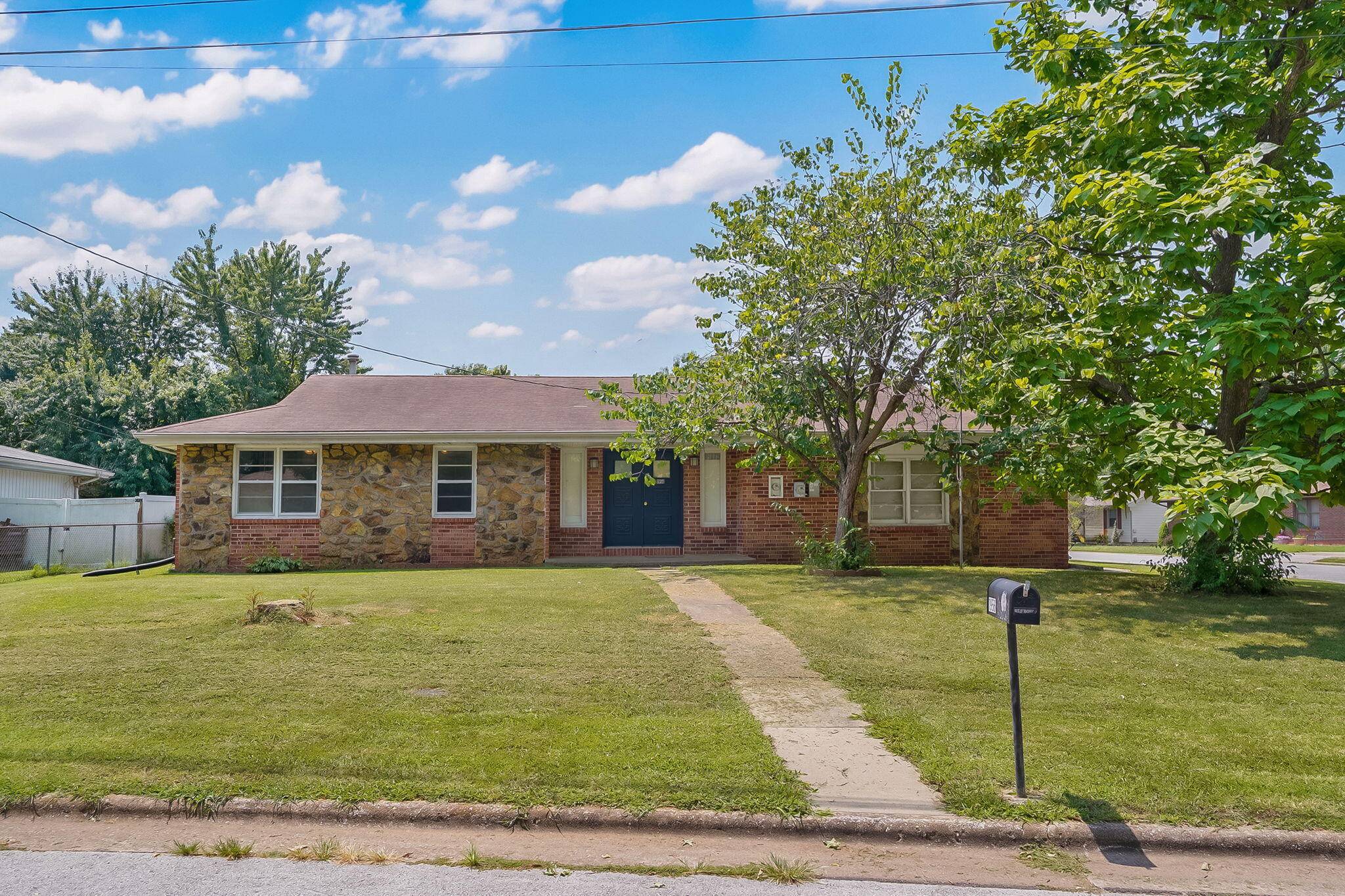 1956 E Greenview ST, Springfield, MO 65803