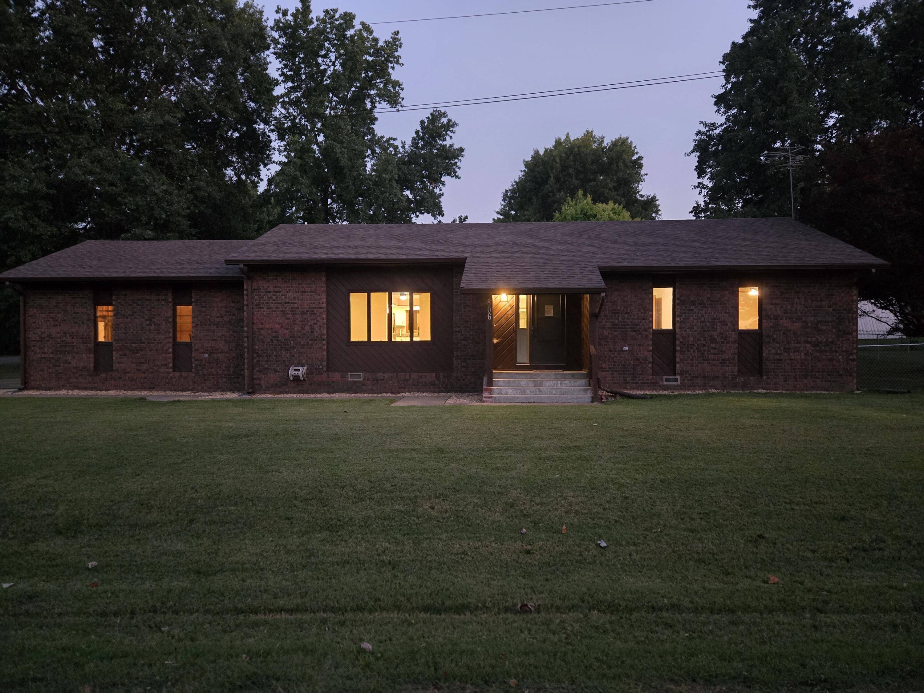 806 E Springfield ST, Aurora, MO 65605