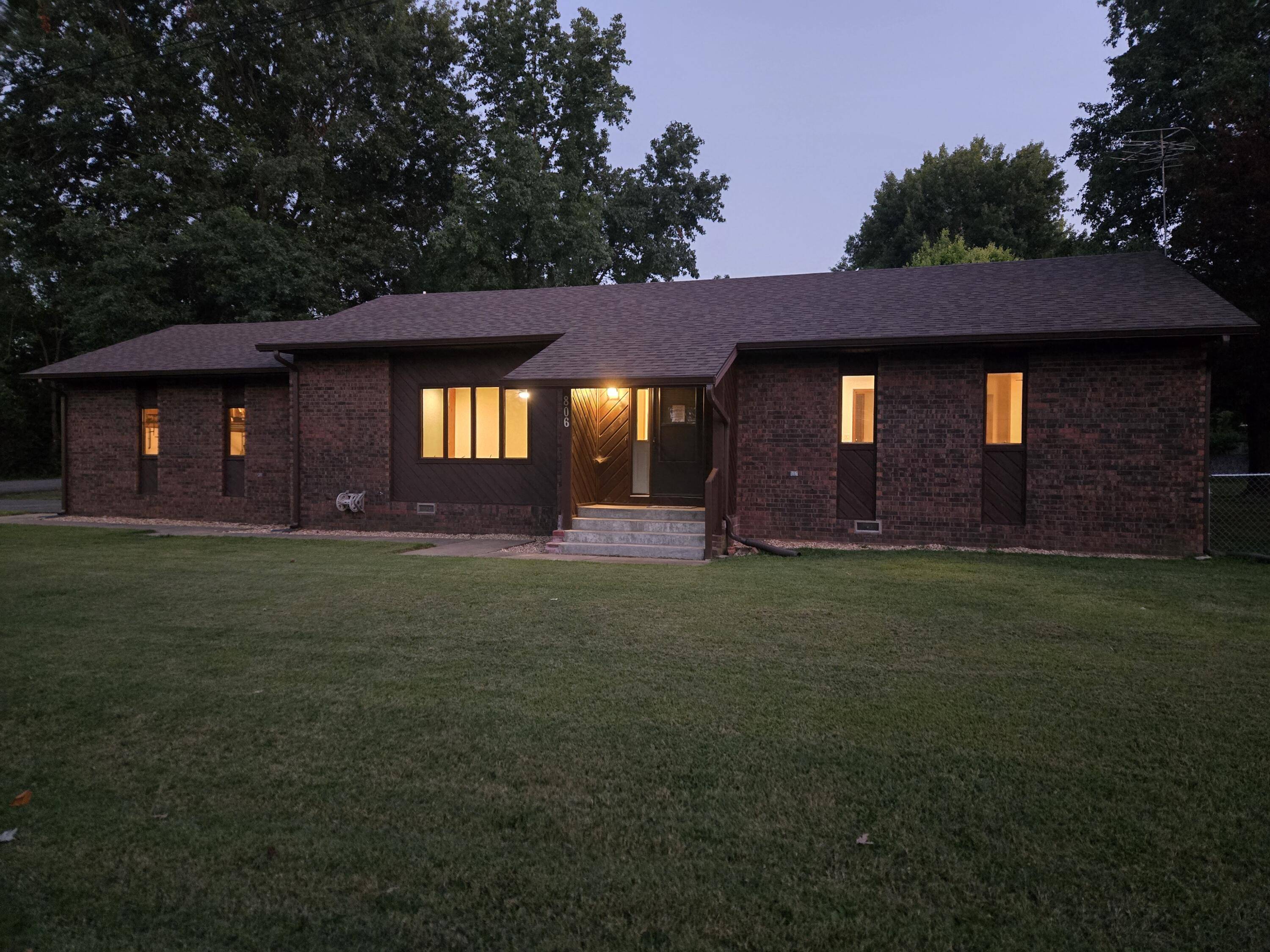 806 E Springfield ST, Aurora, MO 65605