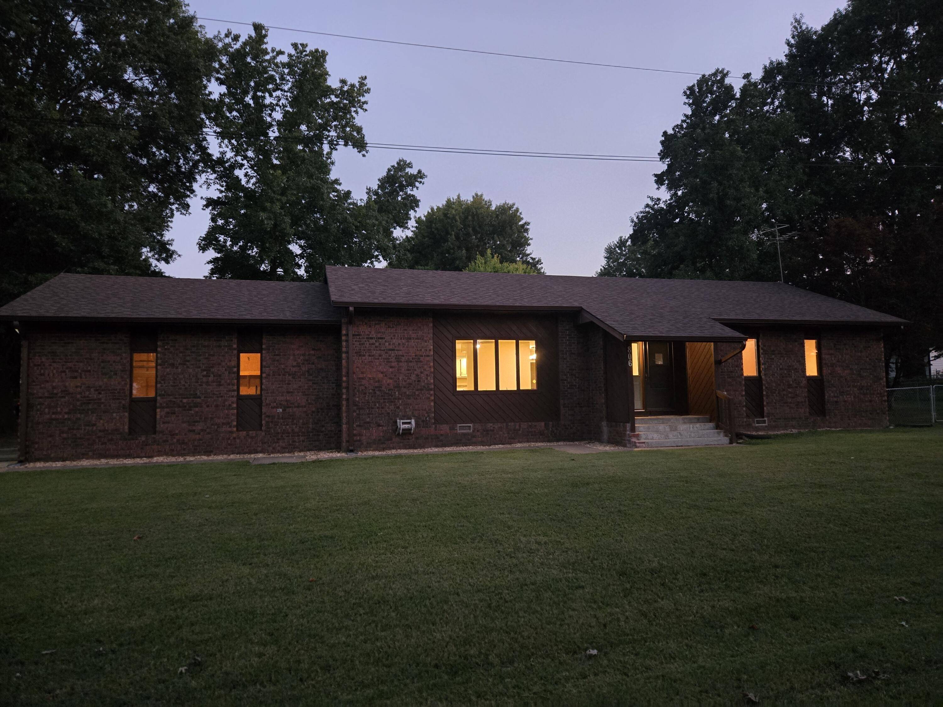 806 E Springfield ST, Aurora, MO 65605
