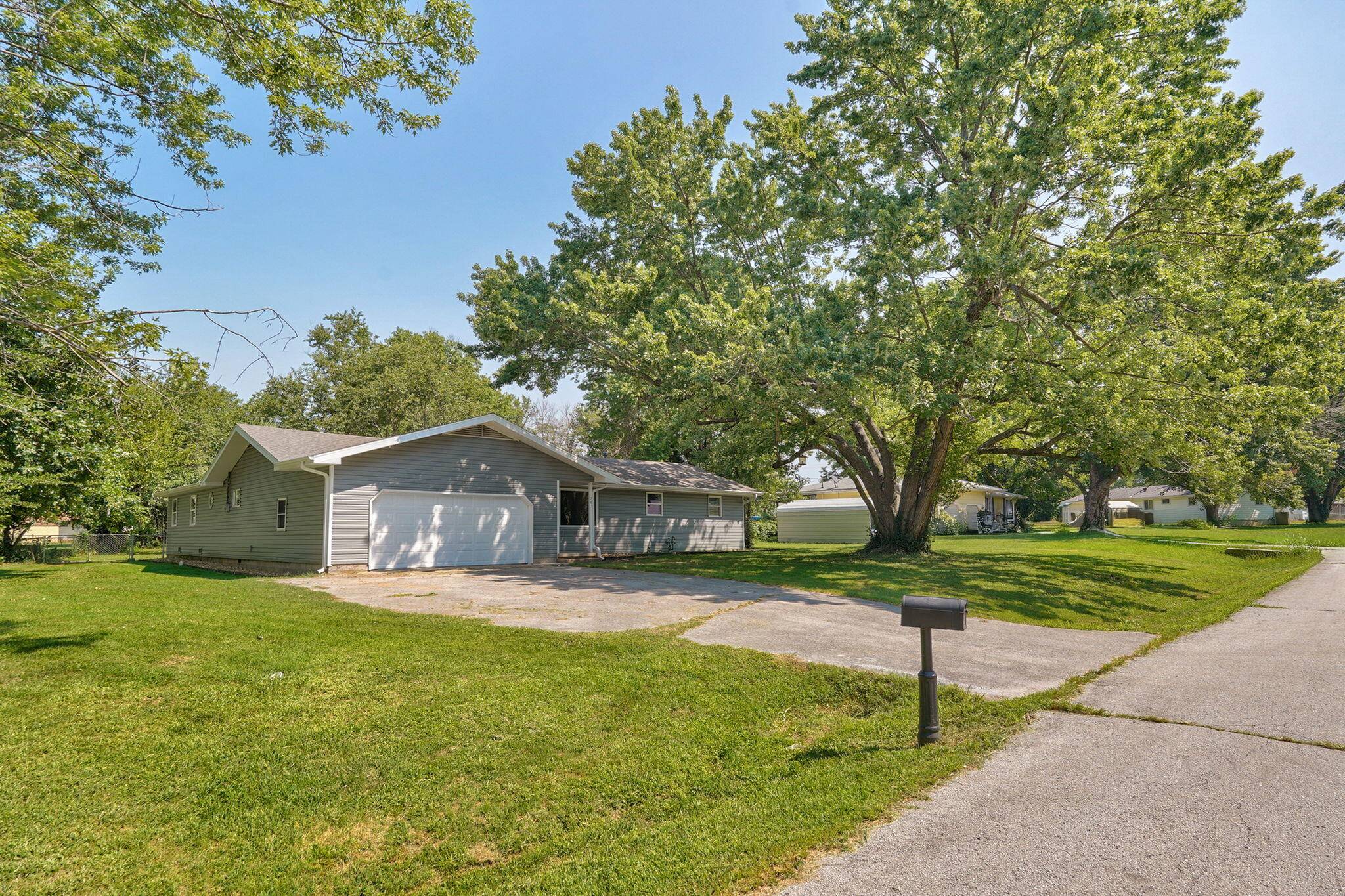 205 Kings DR, Willard, MO 65781