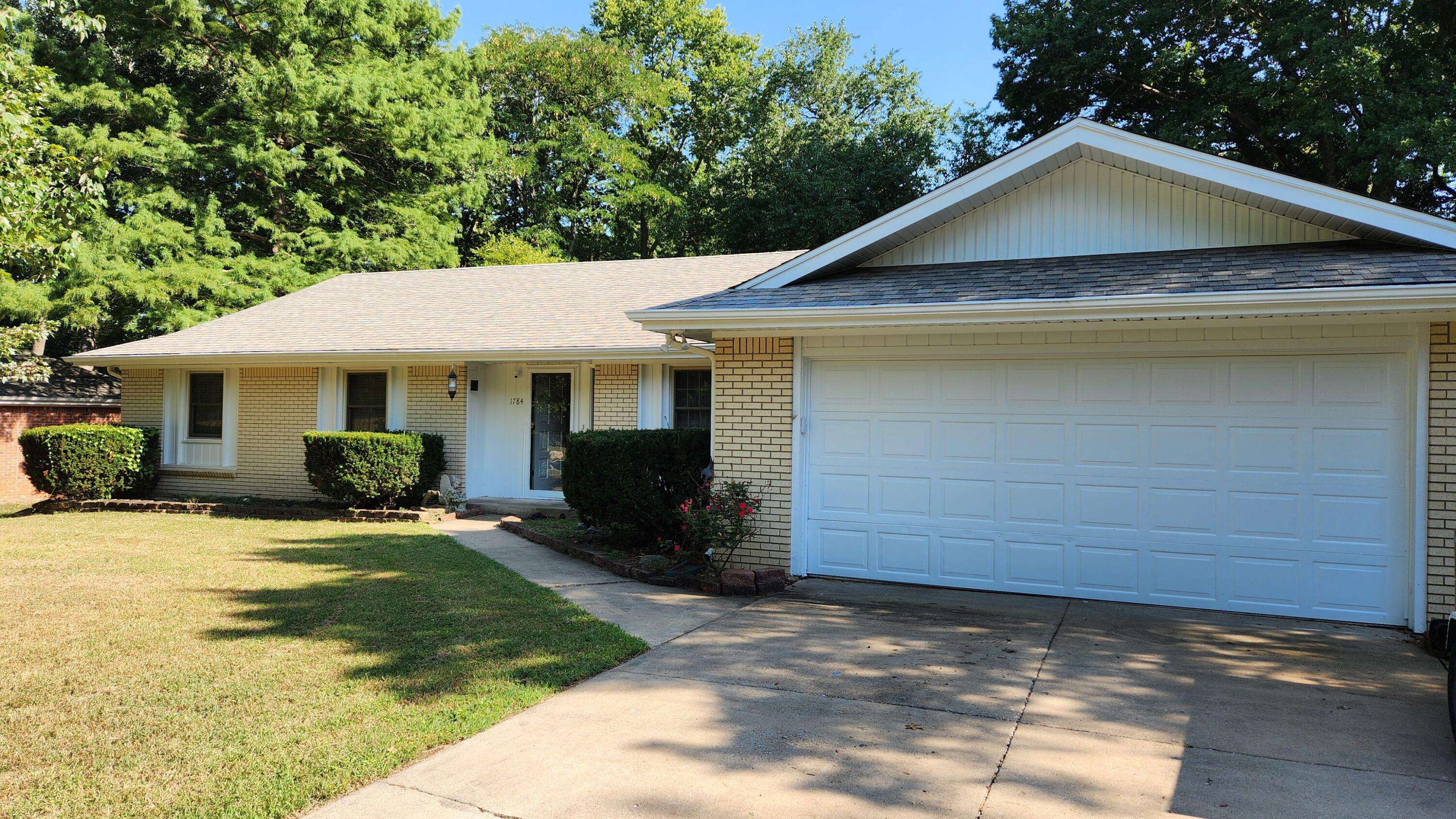 1784 E Lakewood ST, Springfield, MO 65804