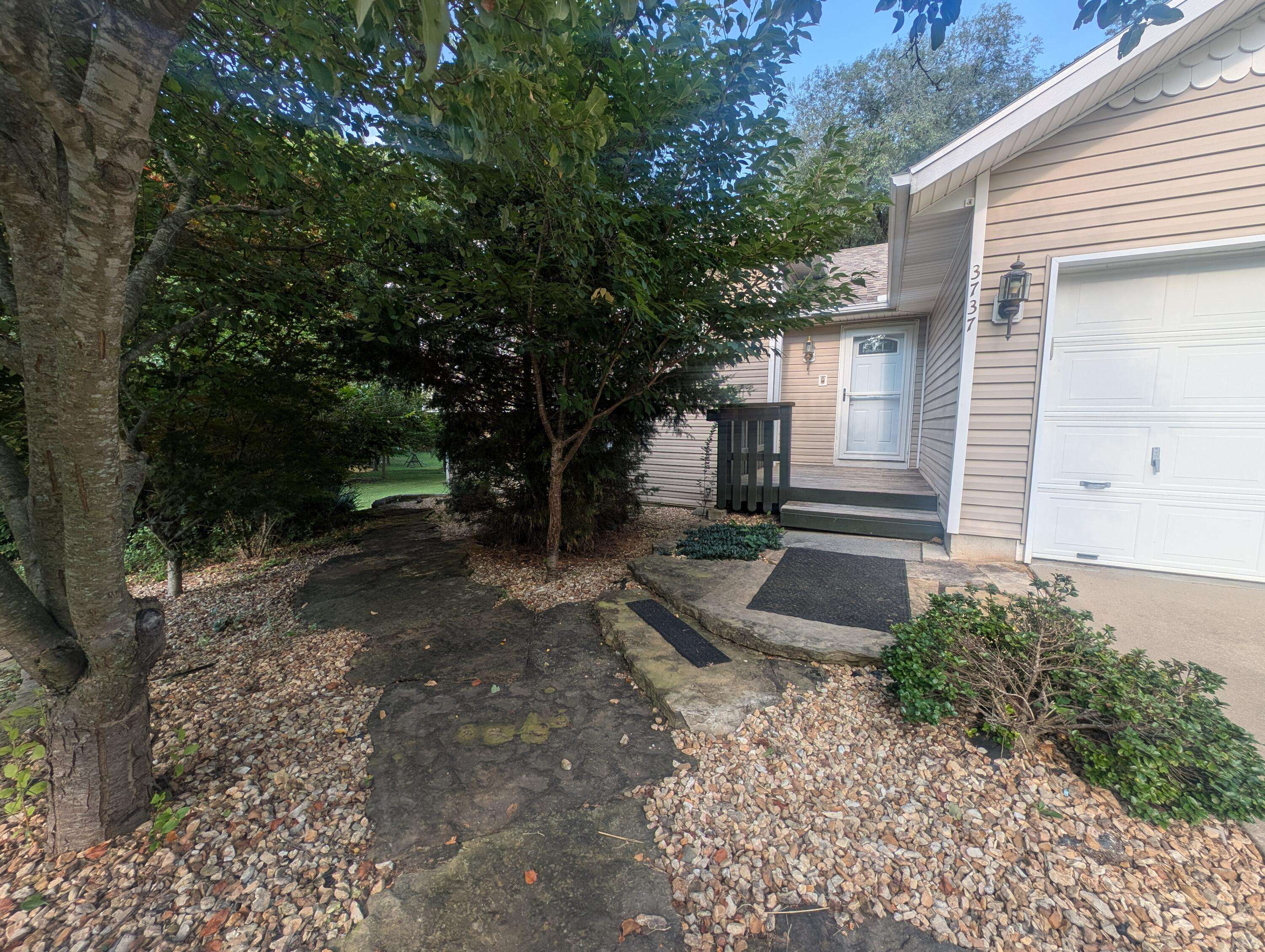 3737 S Oak AVE, Springfield, MO 65804