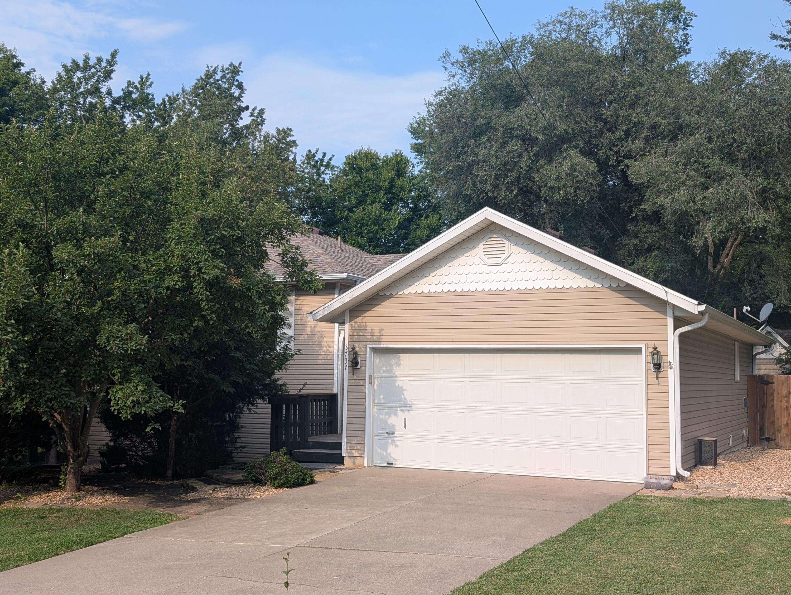 3737 S Oak AVE, Springfield, MO 65804