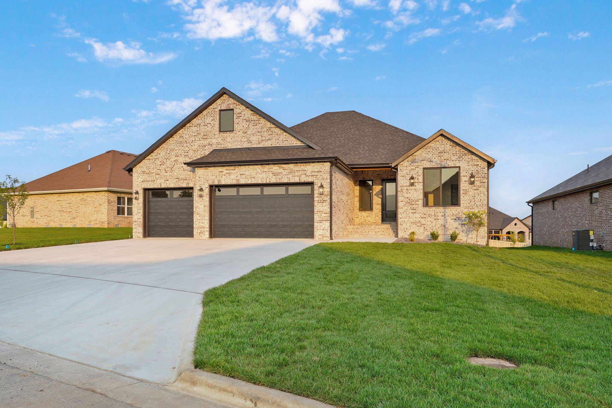 2136 N Sun Valley DR, Springfield, MO 65802