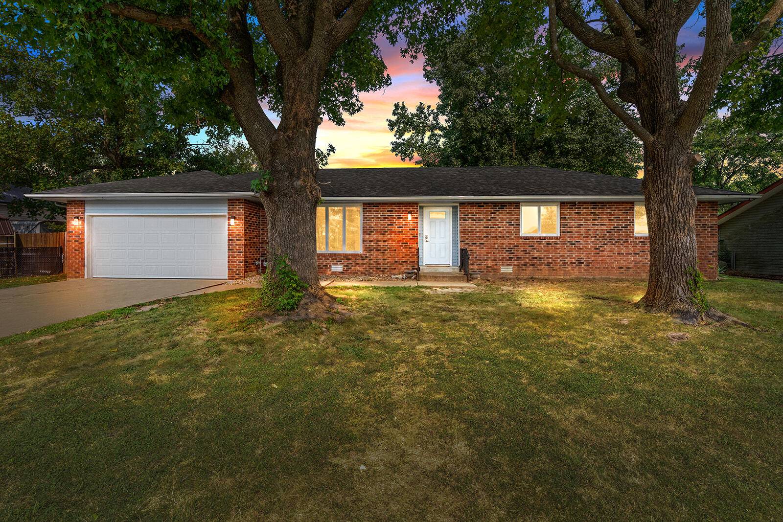 1304 S Adams AVE, Aurora, MO 65605