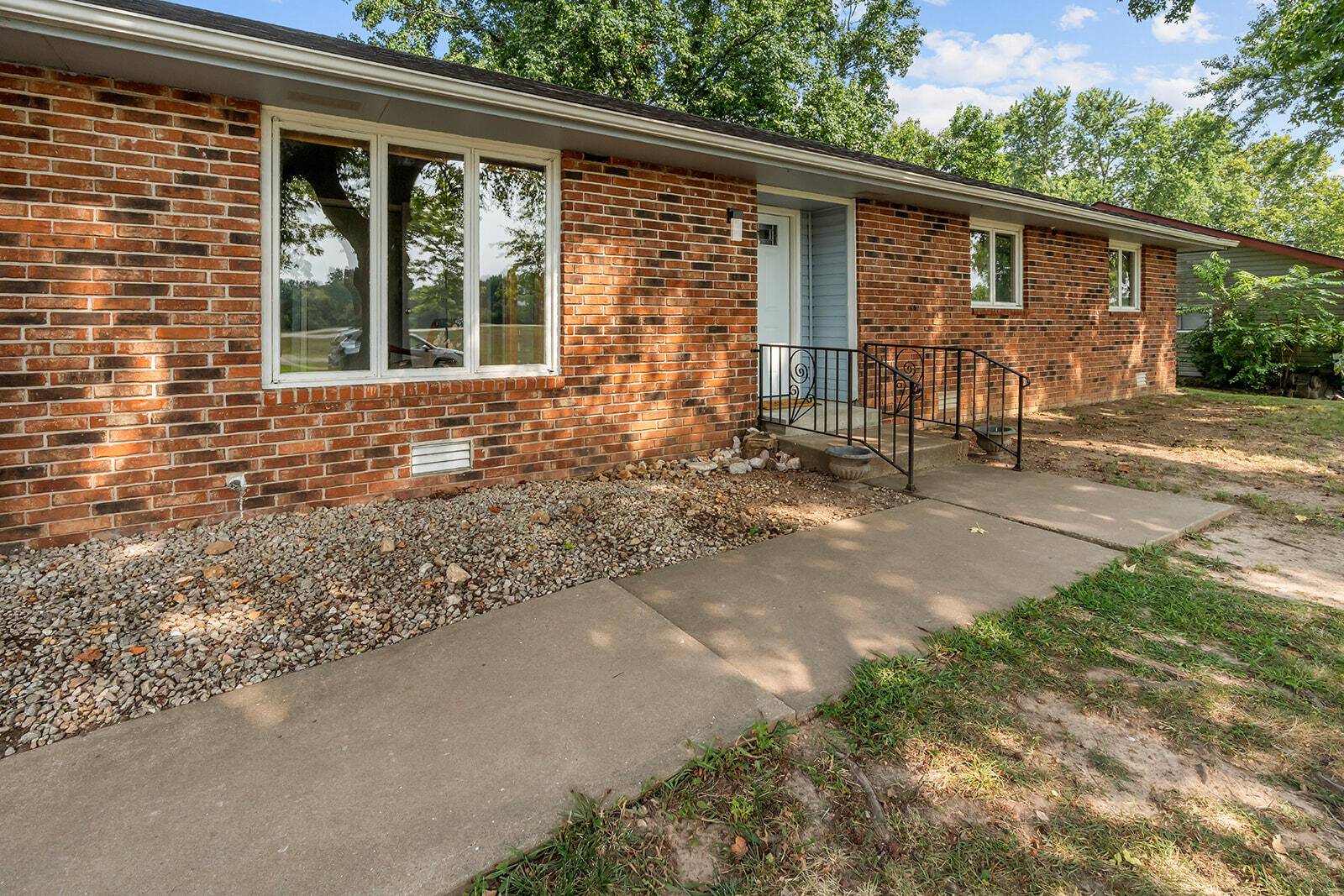 1304 S Adams AVE, Aurora, MO 65605