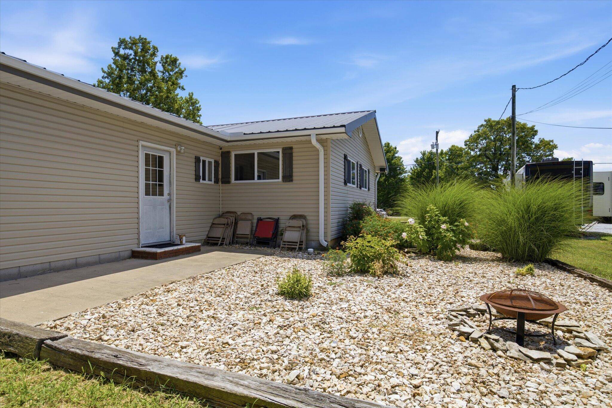 1225 E Church ST, Aurora, MO 65605