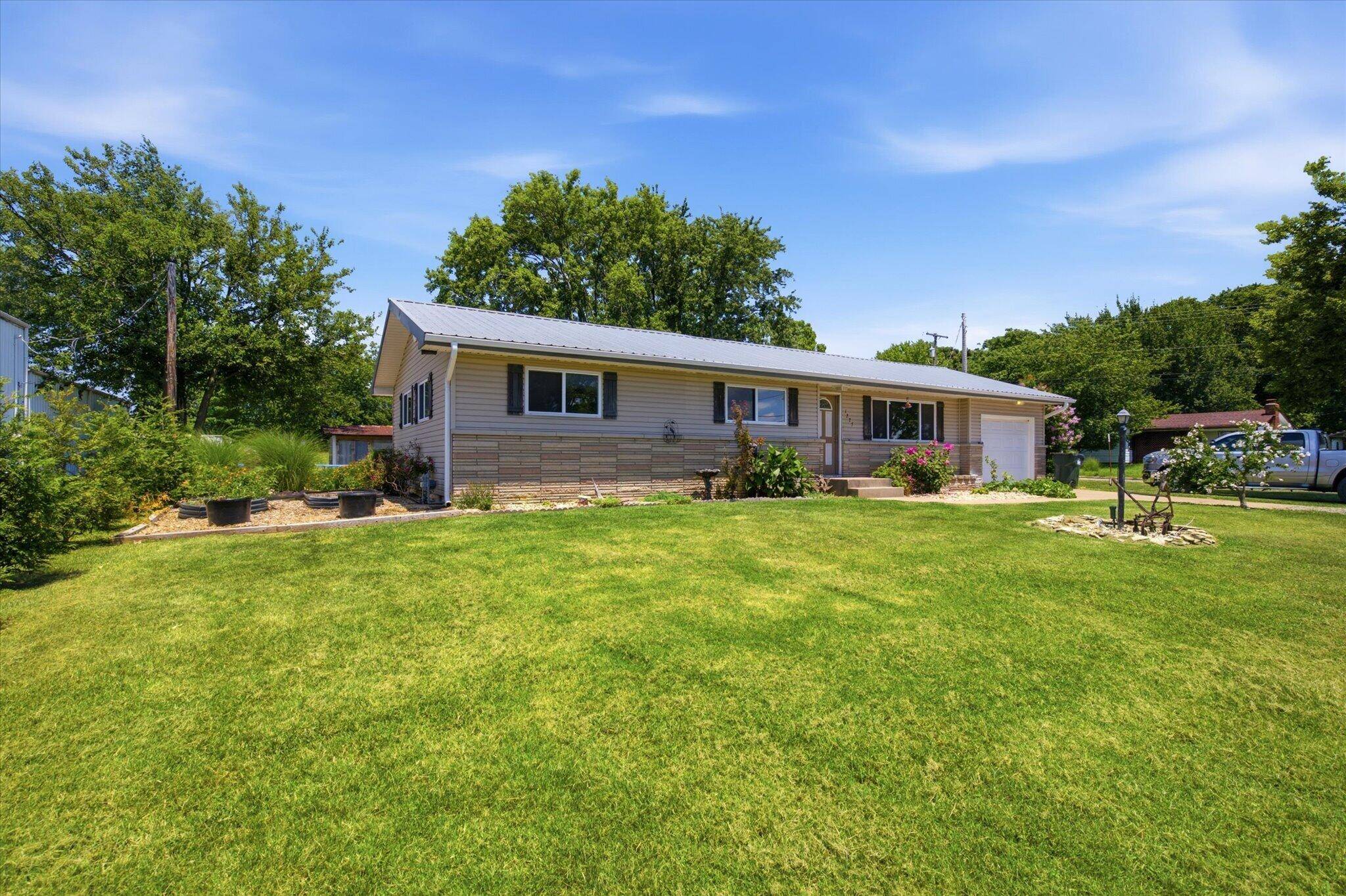 1225 E Church ST, Aurora, MO 65605