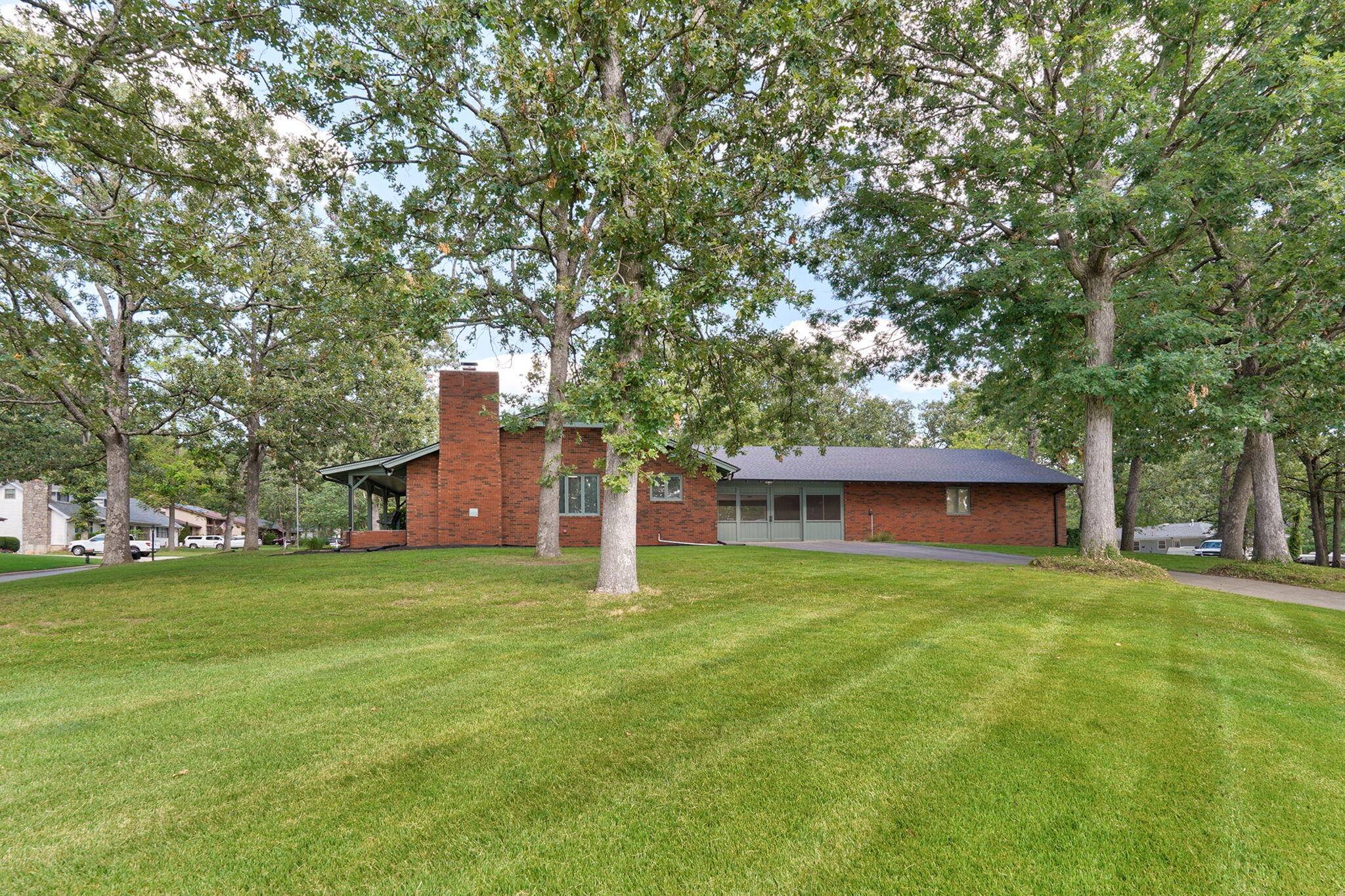 1214 W Beverly Hills DR, Springfield, MO 65803