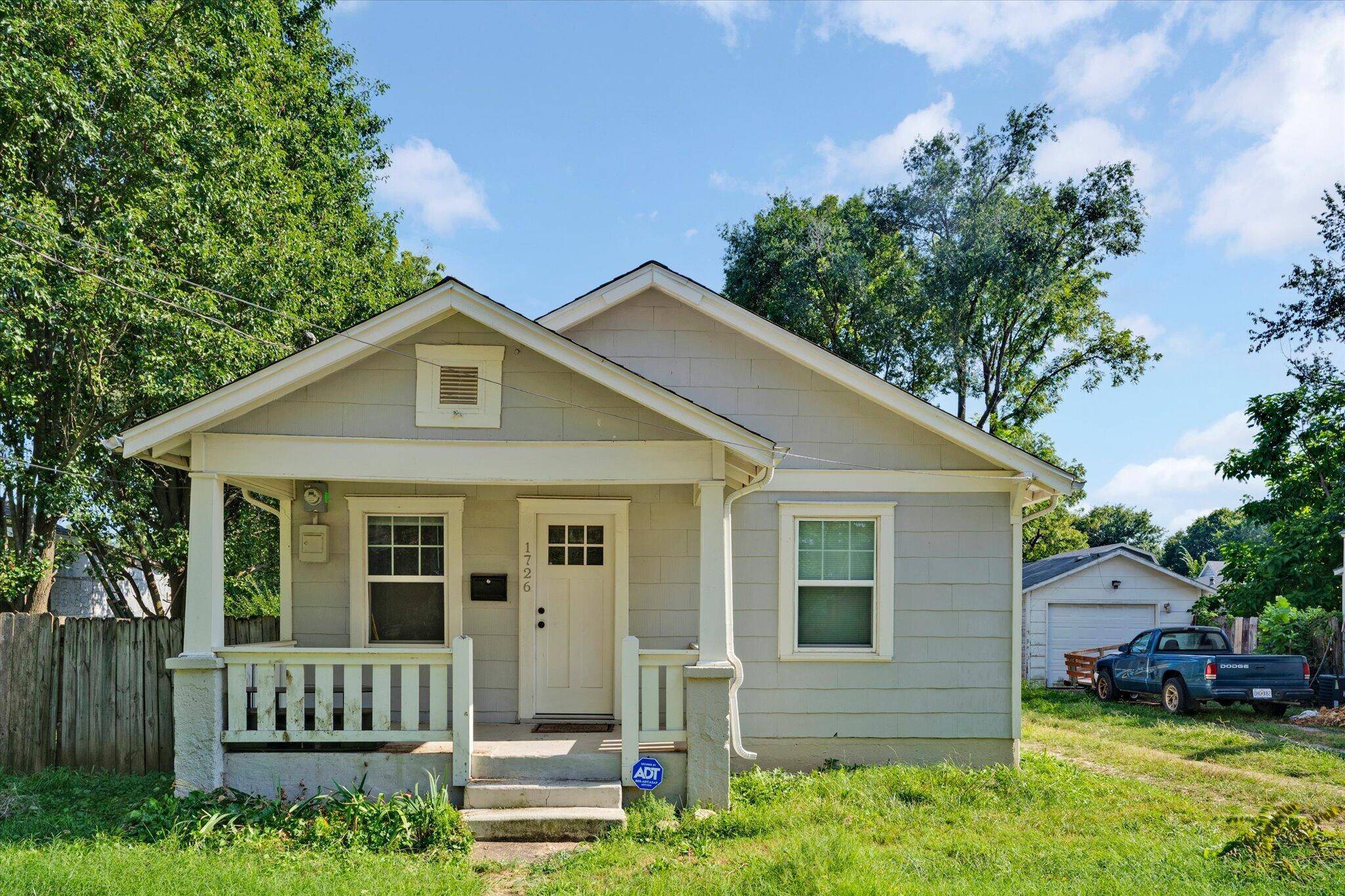 1726 W Walnut ST, Springfield, MO 65806