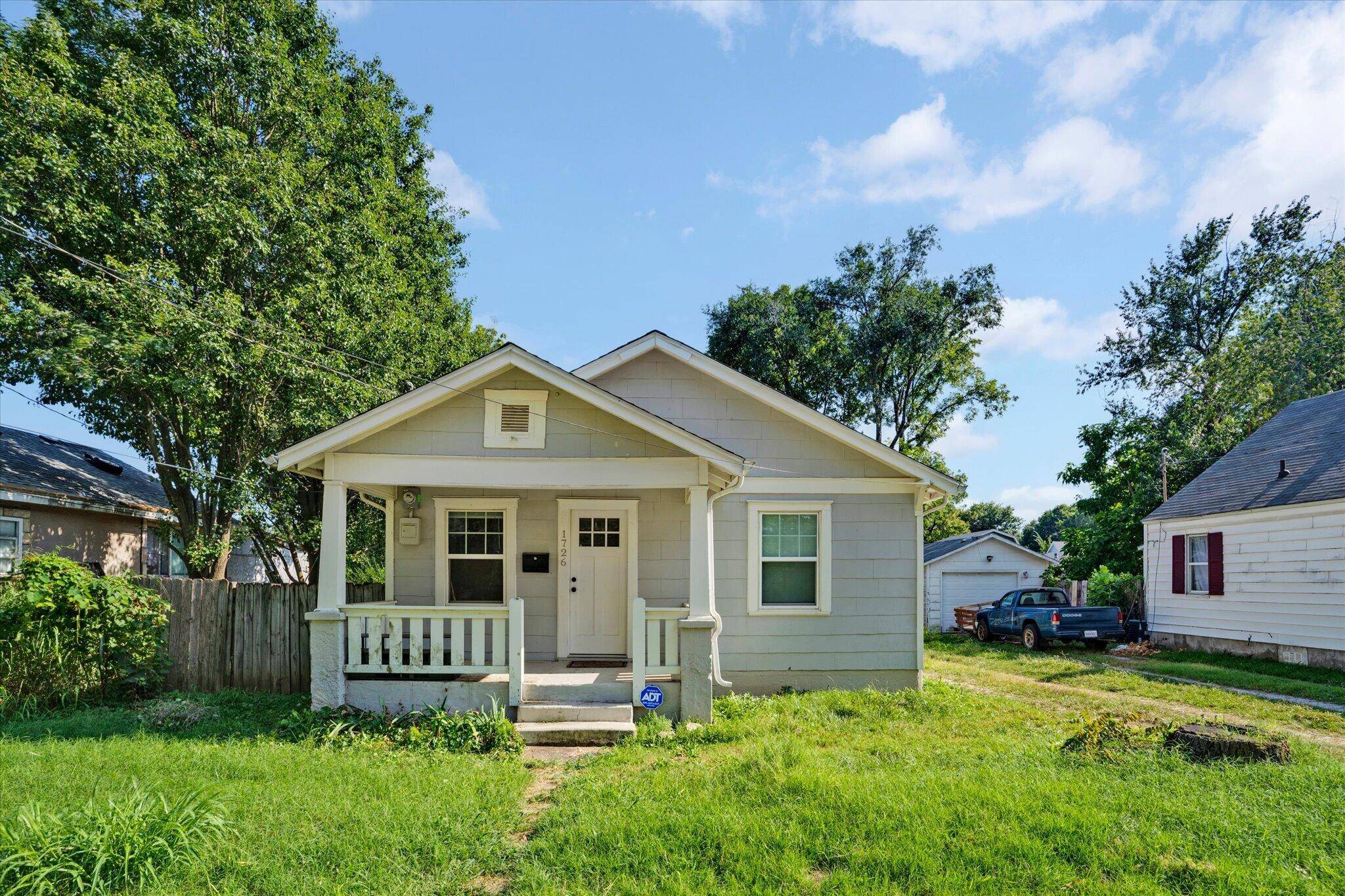 1726 W Walnut ST, Springfield, MO 65806