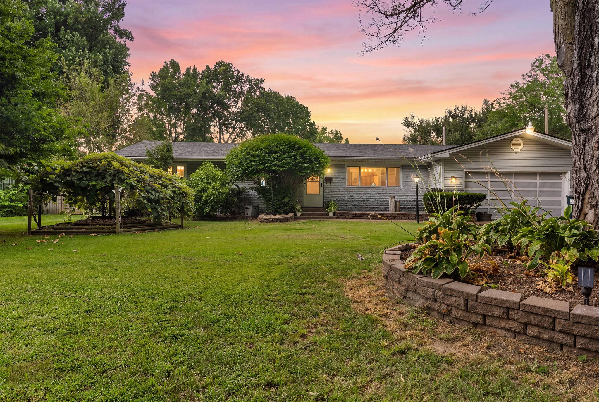 1953 S Meadowview AVE, Springfield, MO 65804