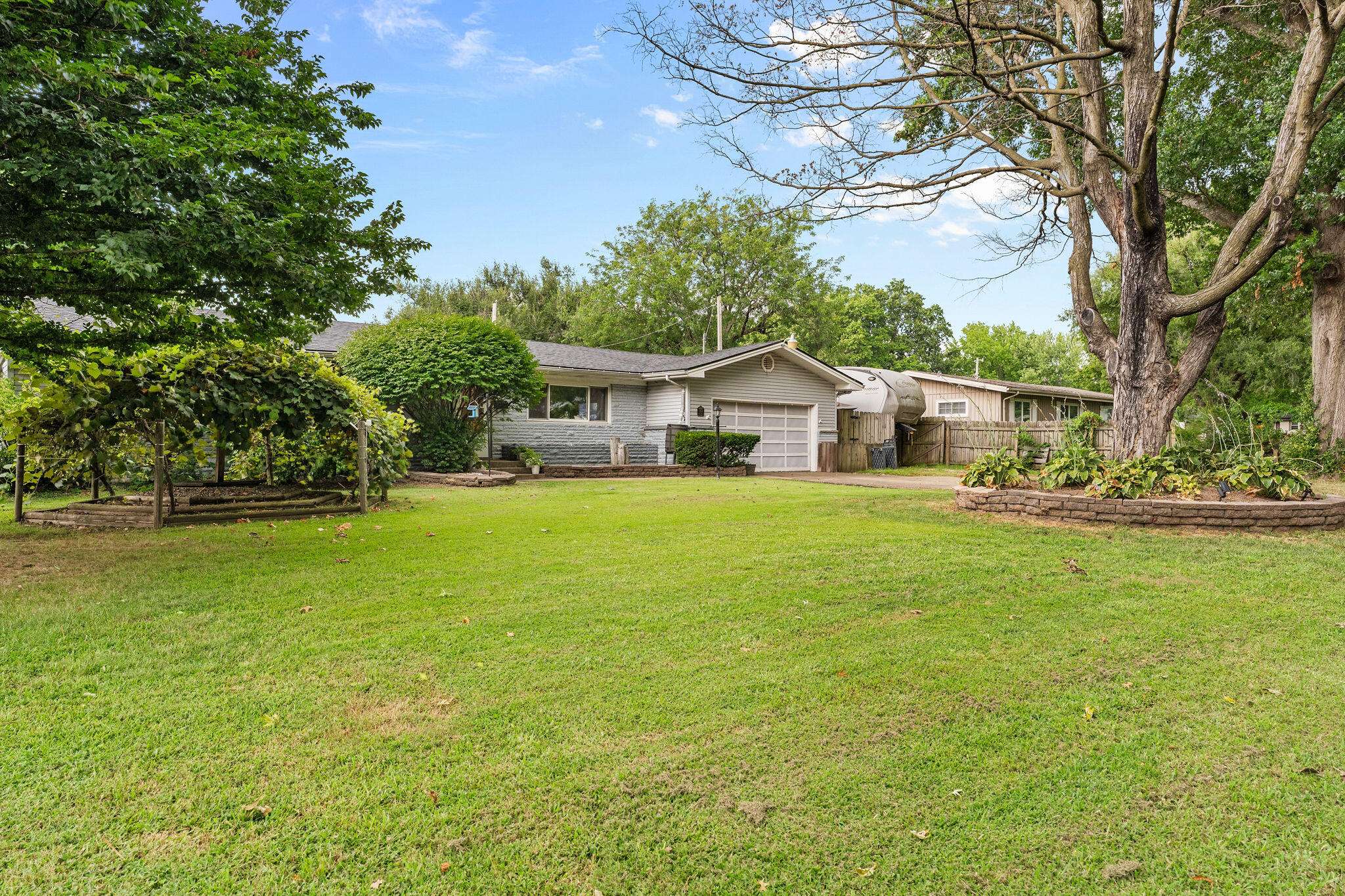 1953 S Meadowview AVE, Springfield, MO 65804