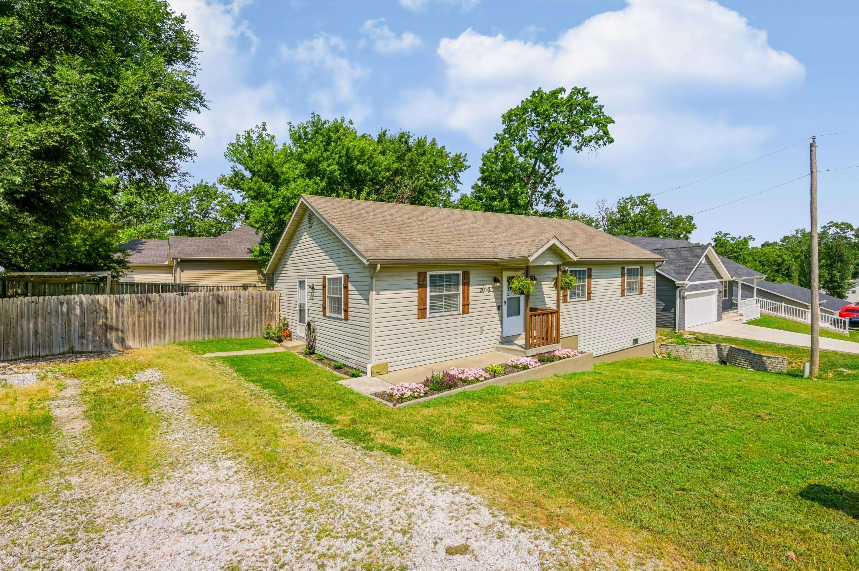 2010 Sally Ann AVE, Neosho, MO 64850