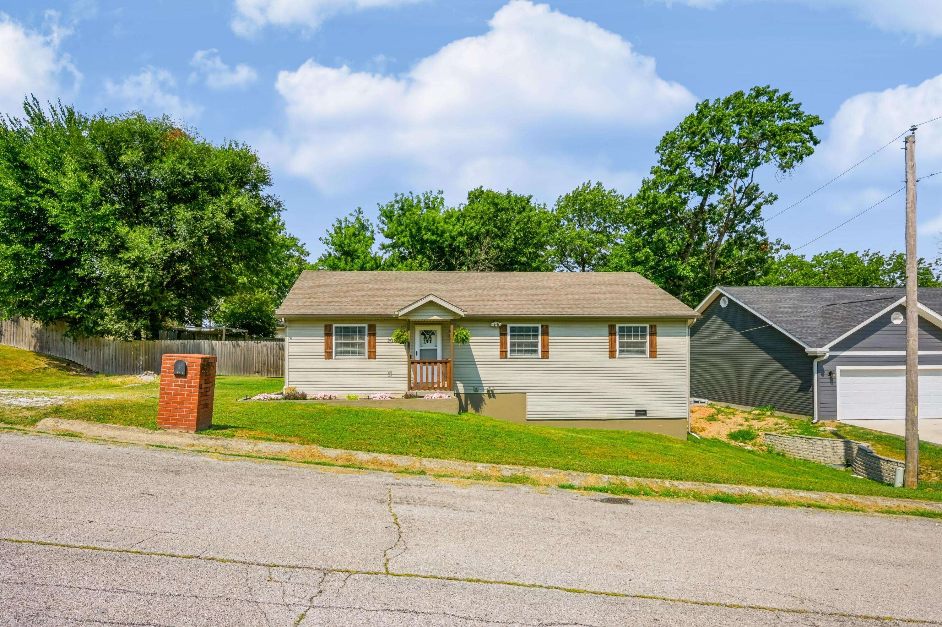 2010 Sally Ann AVE, Neosho, MO 64850