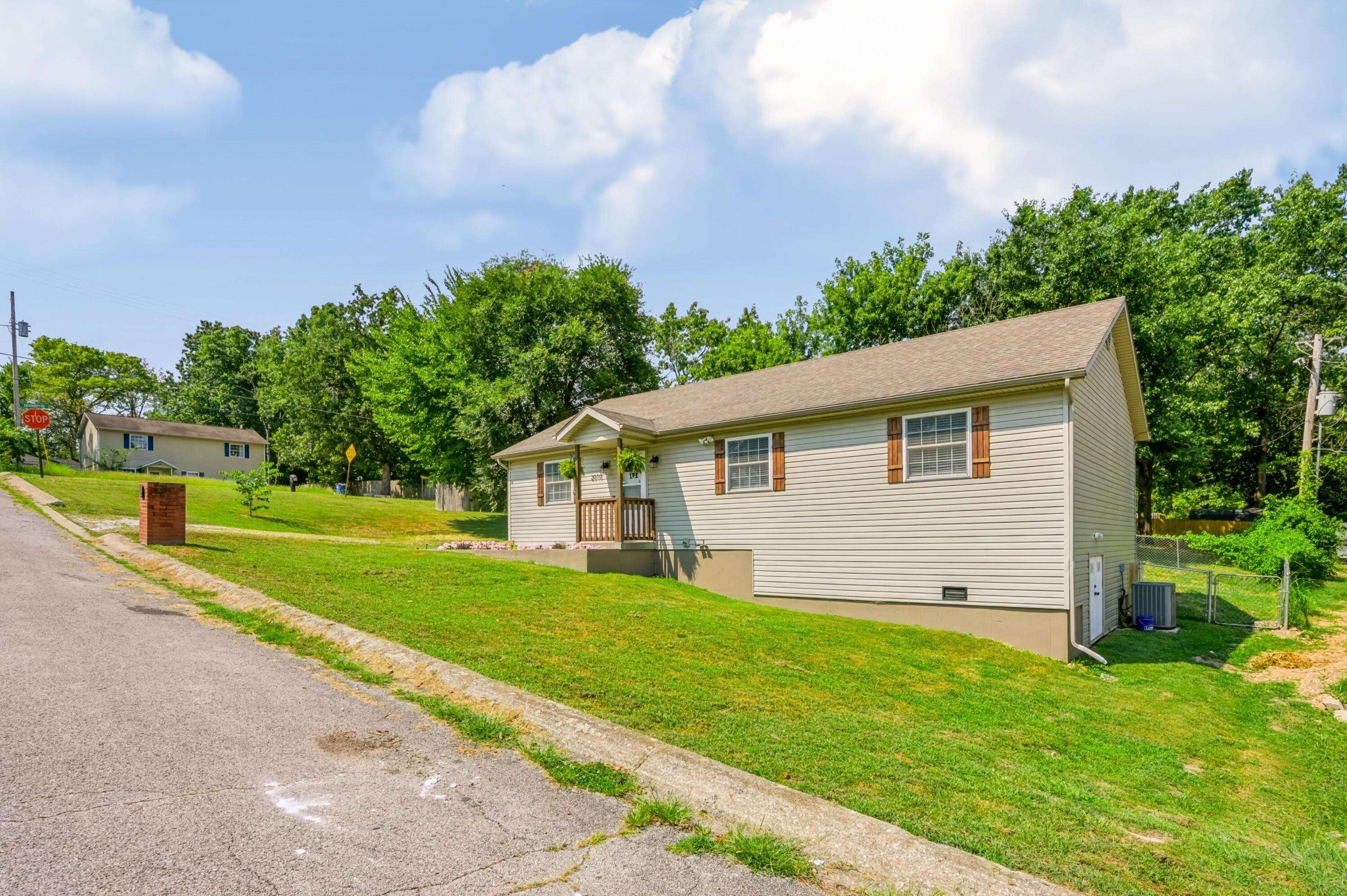 2010 Sally Ann AVE, Neosho, MO 64850