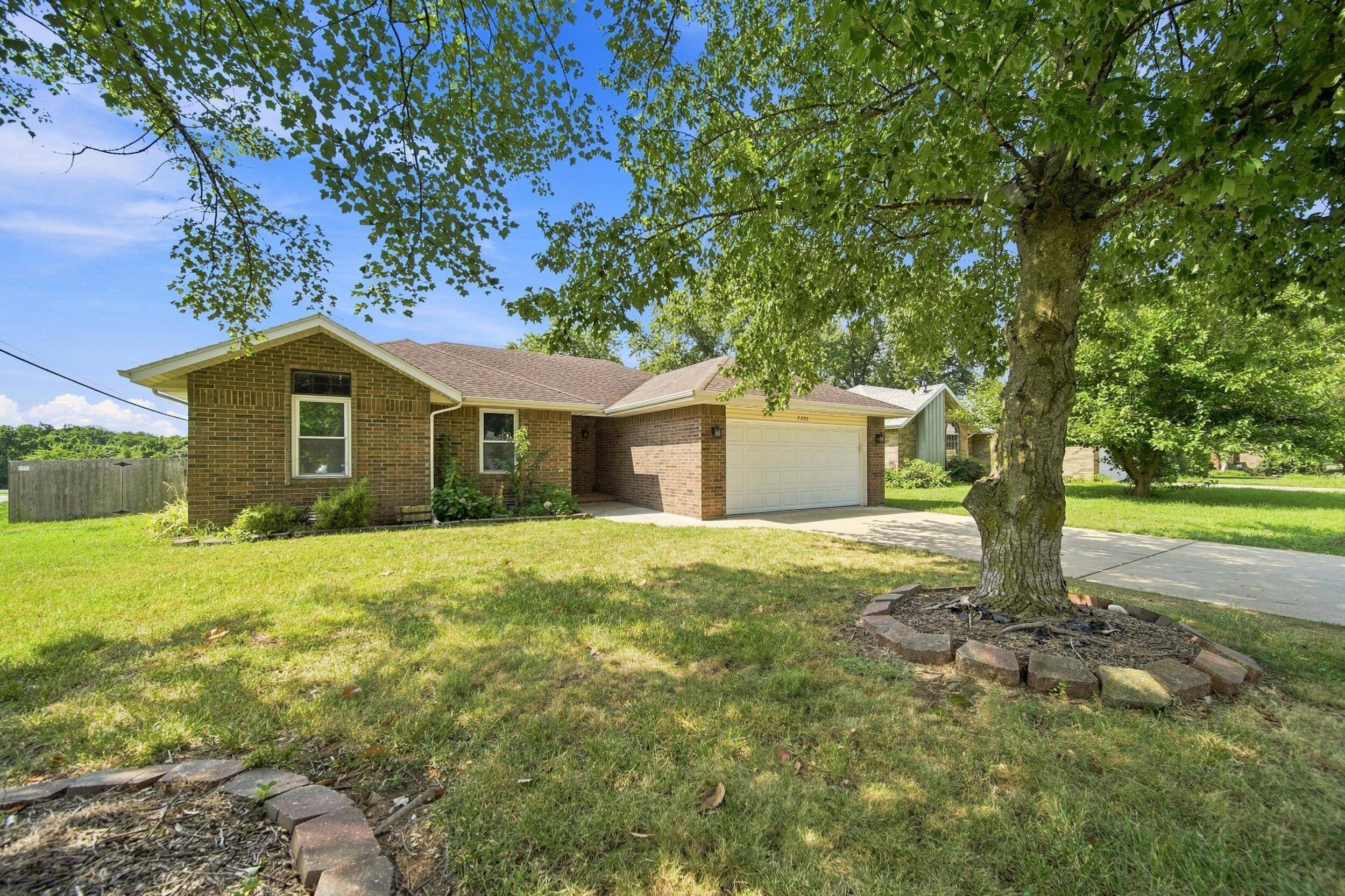 2206 W Rockwood ST, Springfield, MO 65807