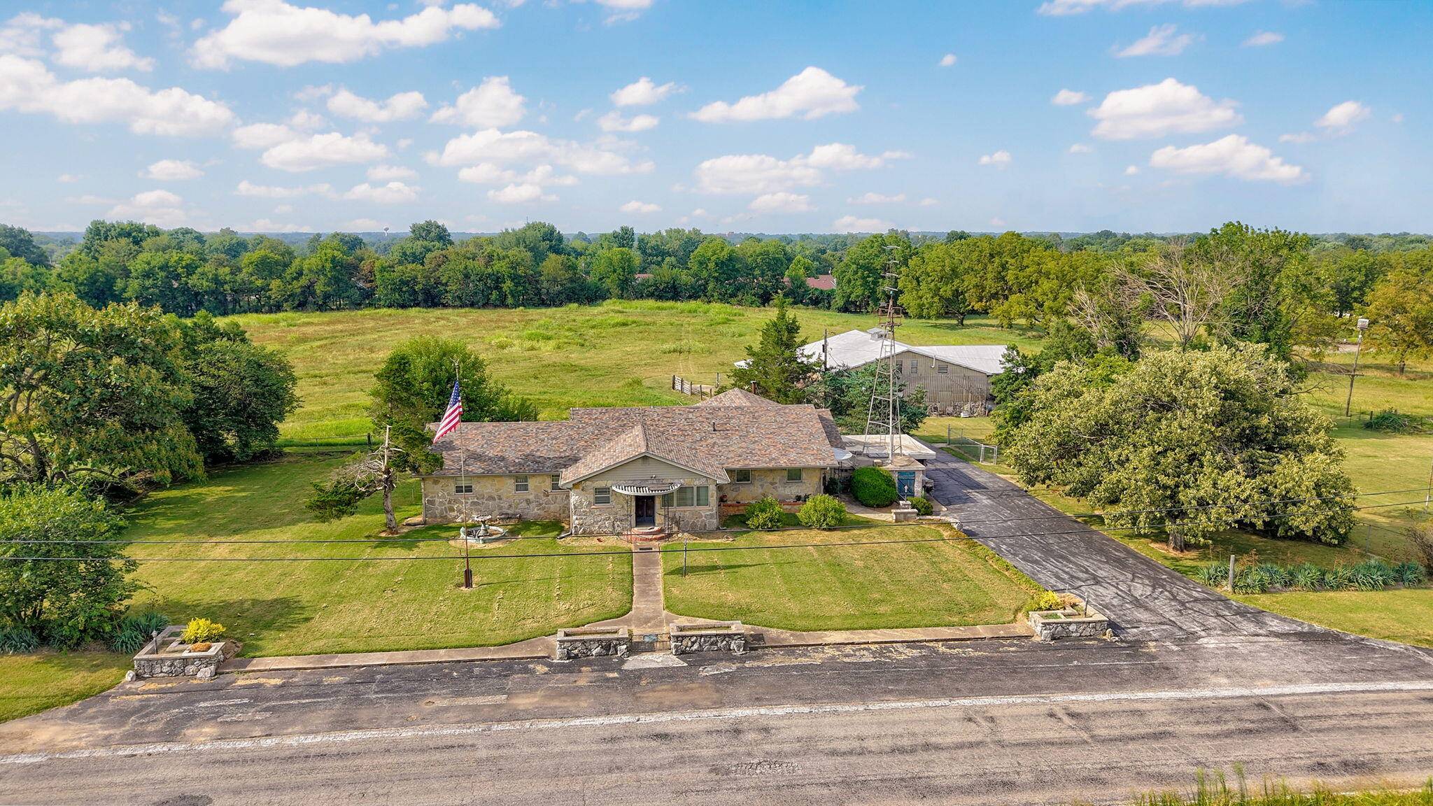 413 W Hayward DR, Mt Vernon, MO 65712