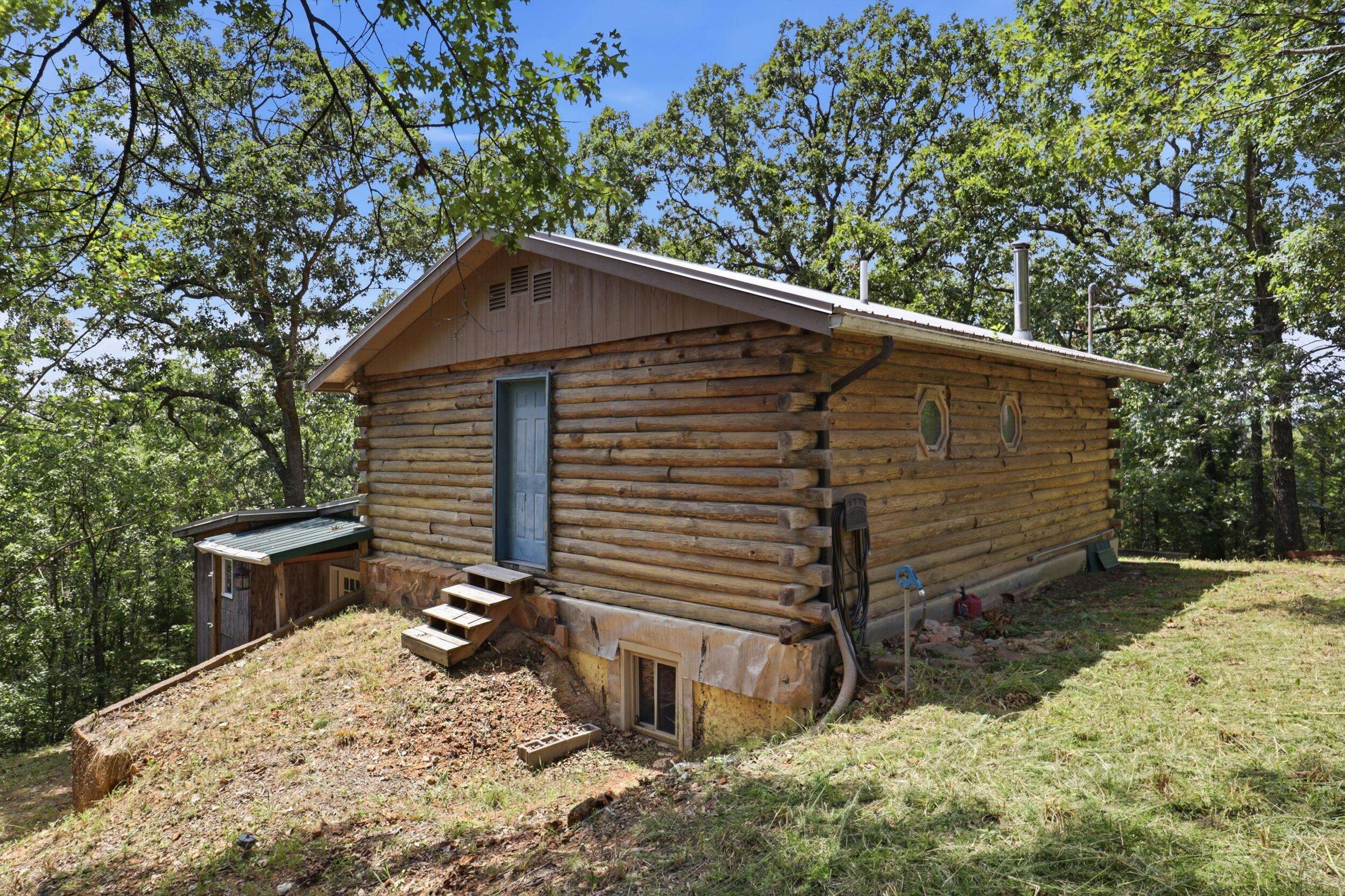 9 Scottish Landing RD, Lake Ozark, MO 65049