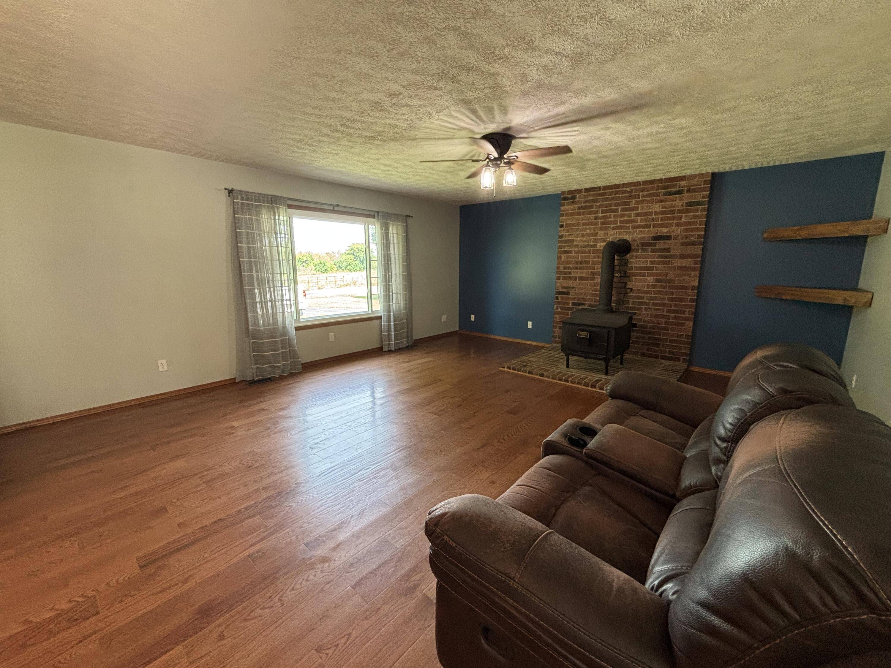 17722 Lawrence 1200, Aurora, MO 65605