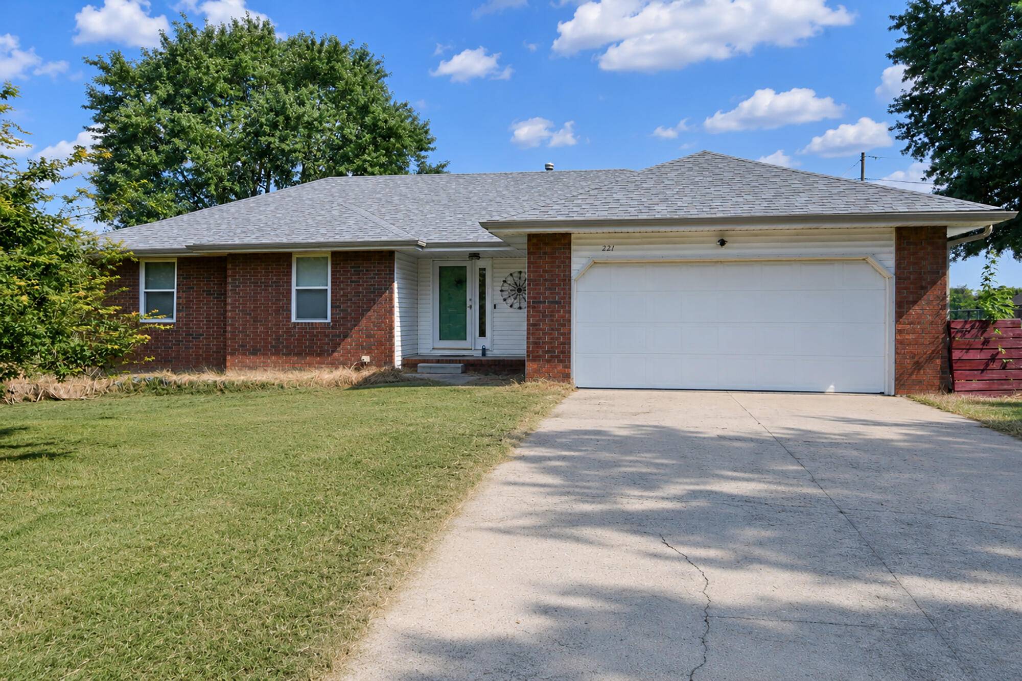 221 E New Melville RD, Willard, MO 65781