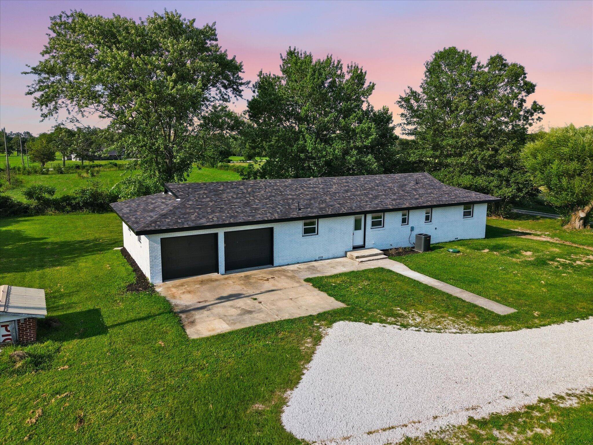 3760 E Shelby RD, Springfield, MO 65803