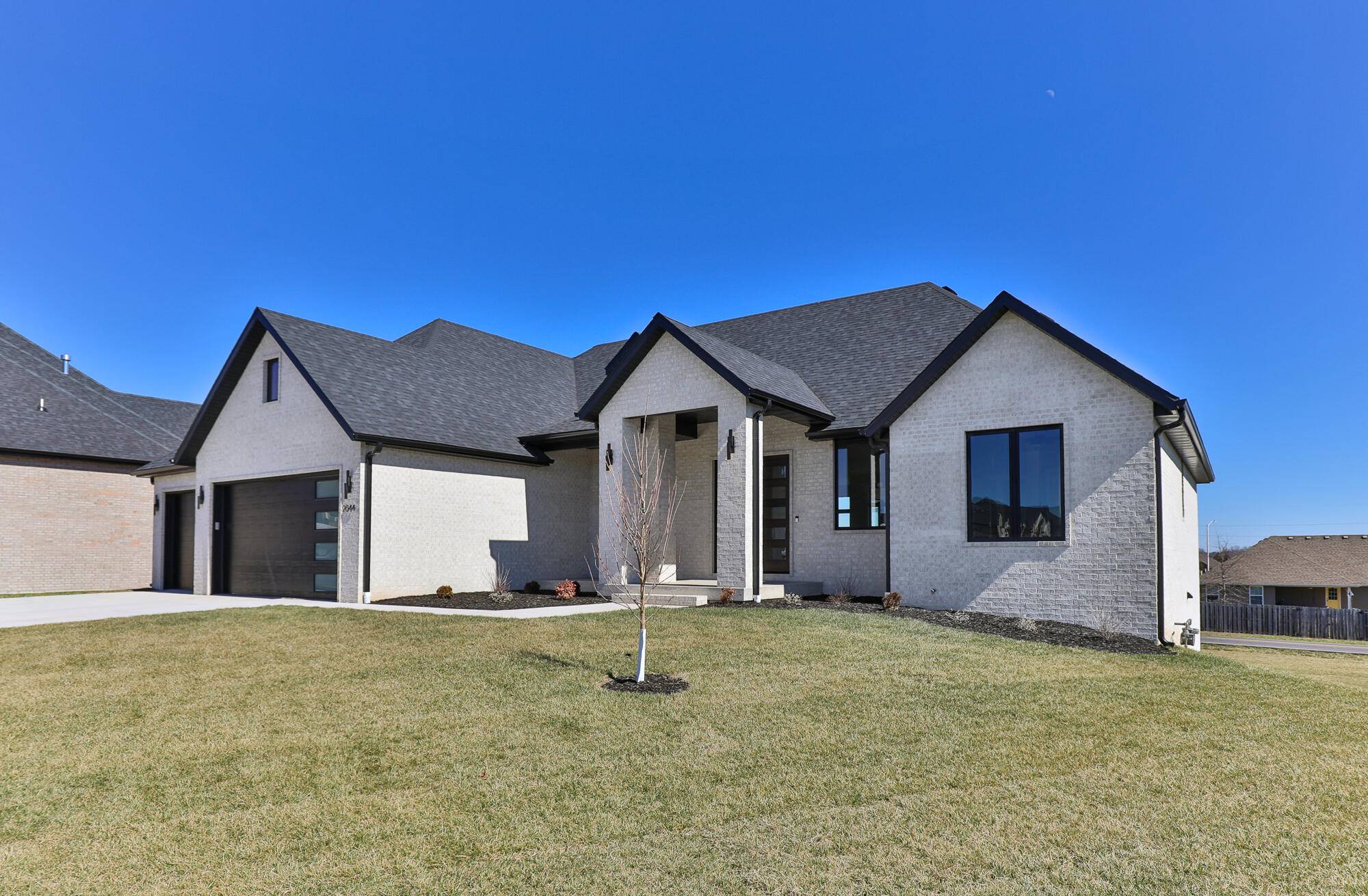 2044 N Unbridled CT, Springfield, MO 65802