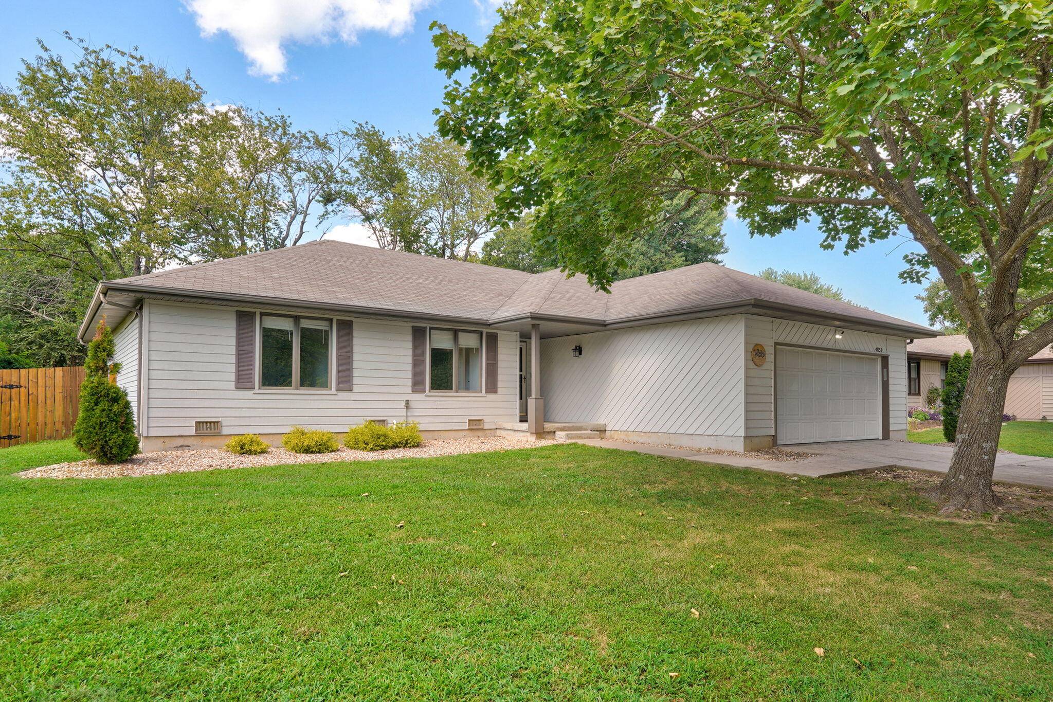 4851 E Weeping Willow LN, Springfield, MO 65809
