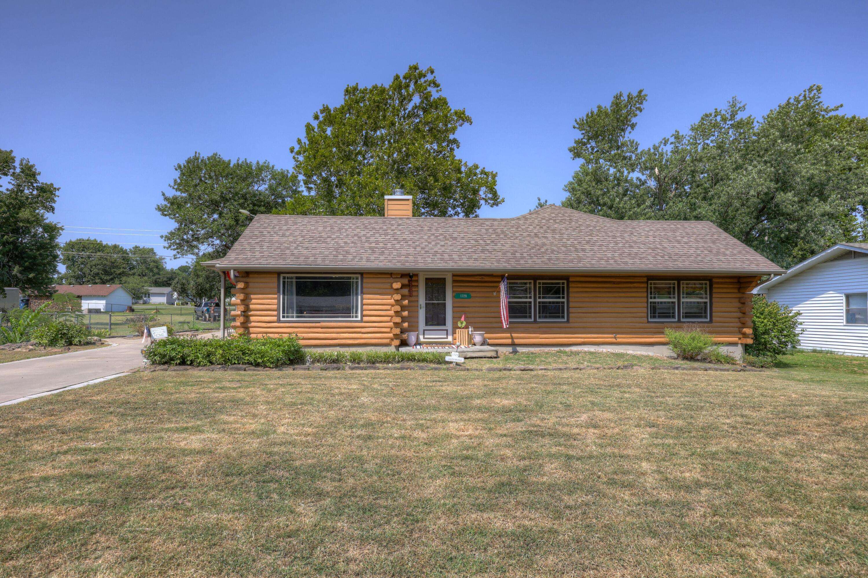 1729 Glenwood PL, Carthage, MO 64836