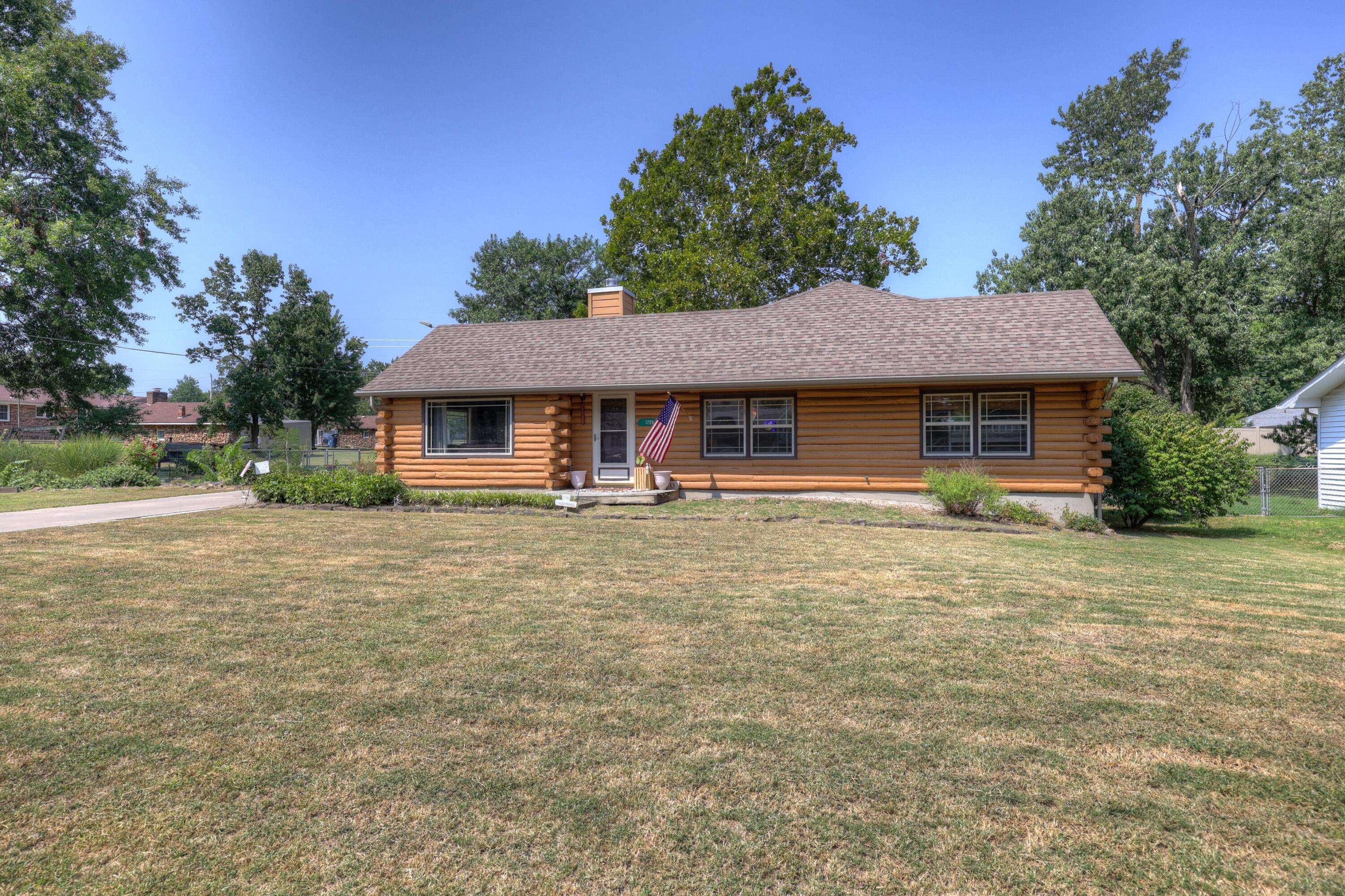 1729 Glenwood PL, Carthage, MO 64836