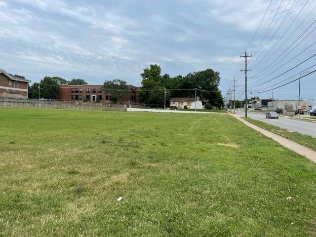 835 N Campbell AVE, Springfield, MO 65802
