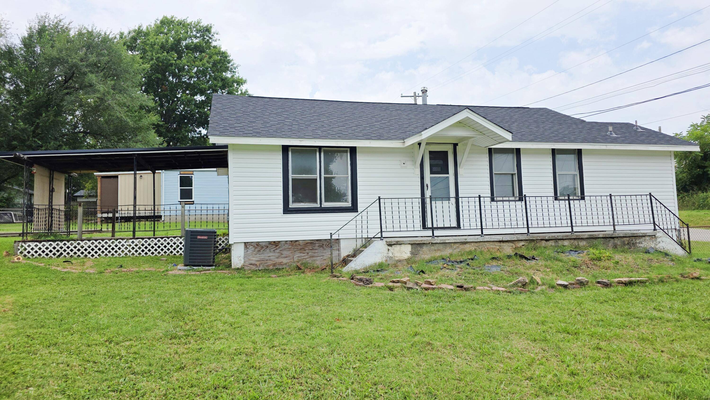 2857 N Grant AVE, Springfield, MO 65803