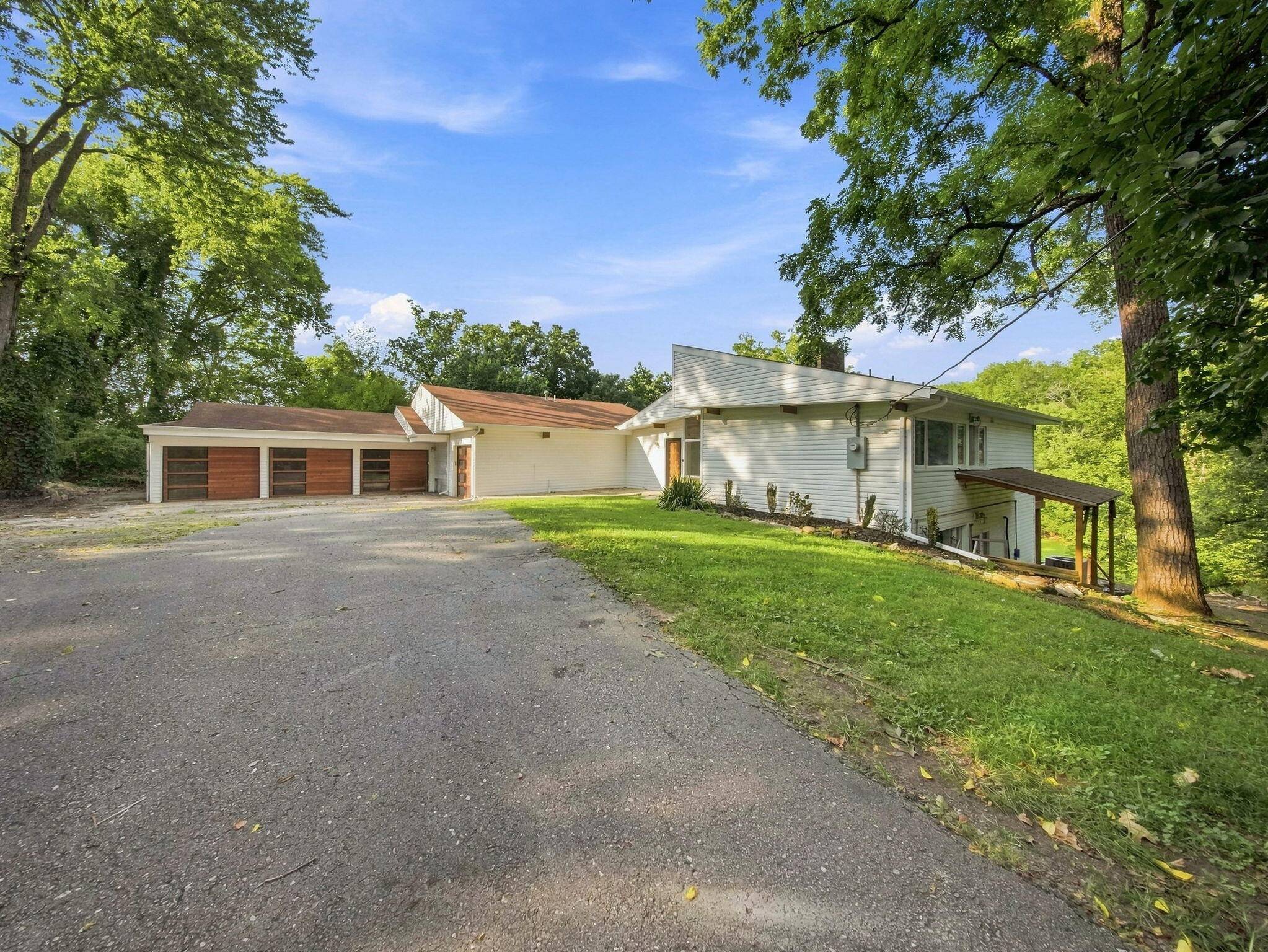 101 W Secluded LN, Nixa, MO 65714