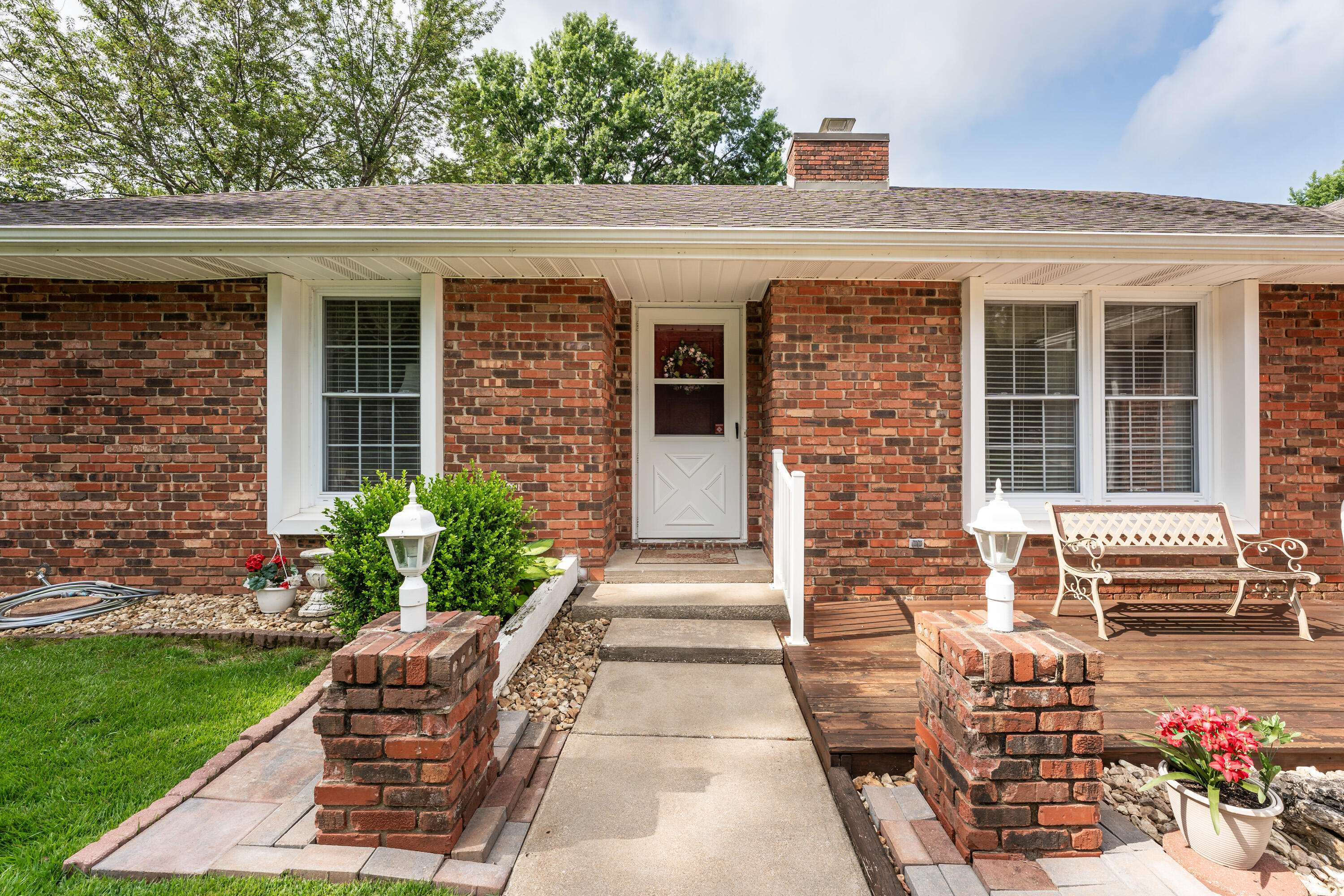 1512 E Walnut Lawn ST, Springfield, MO 65804