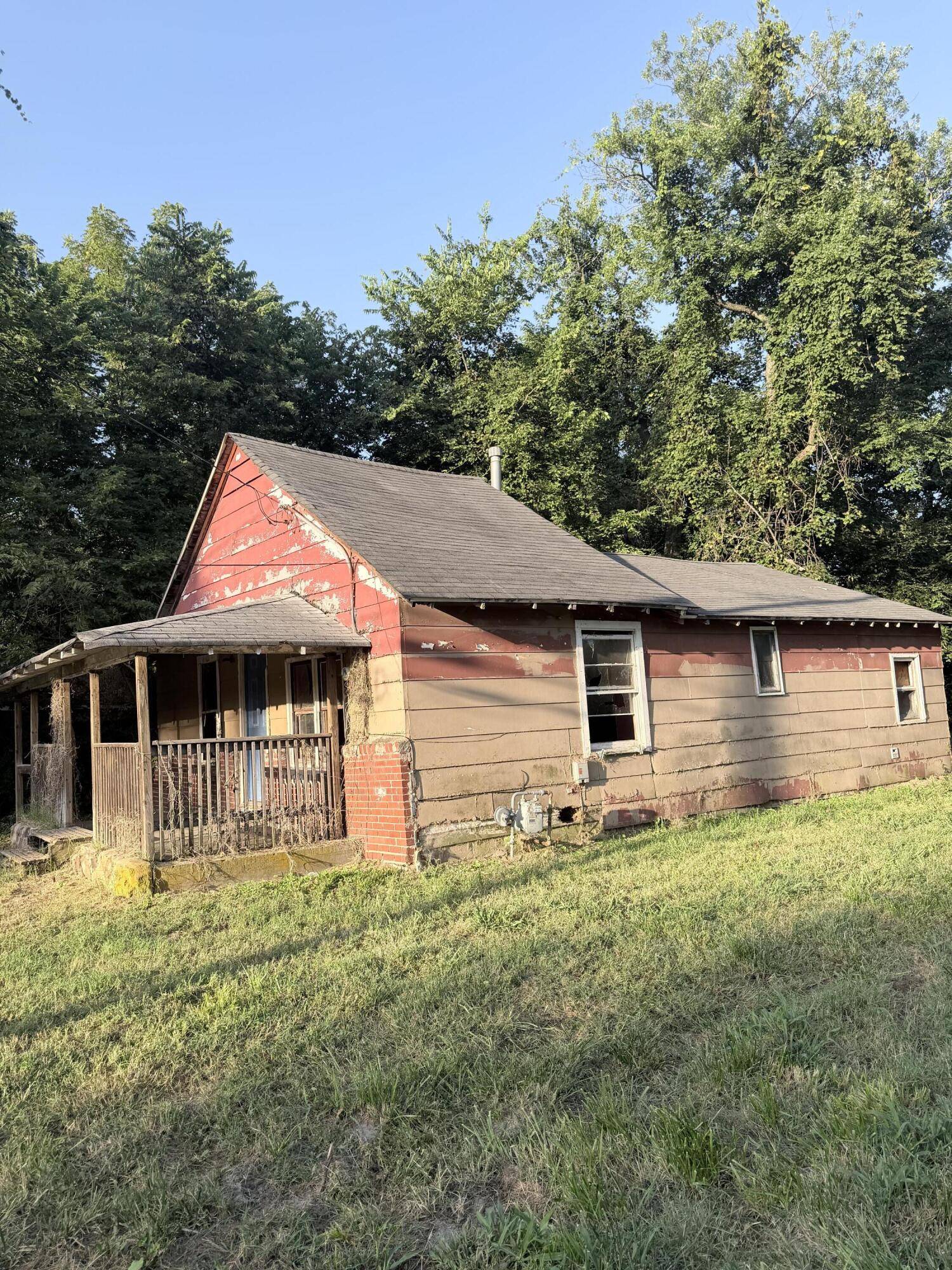 1847 N Hillcrest AVE, Springfield, MO 65802