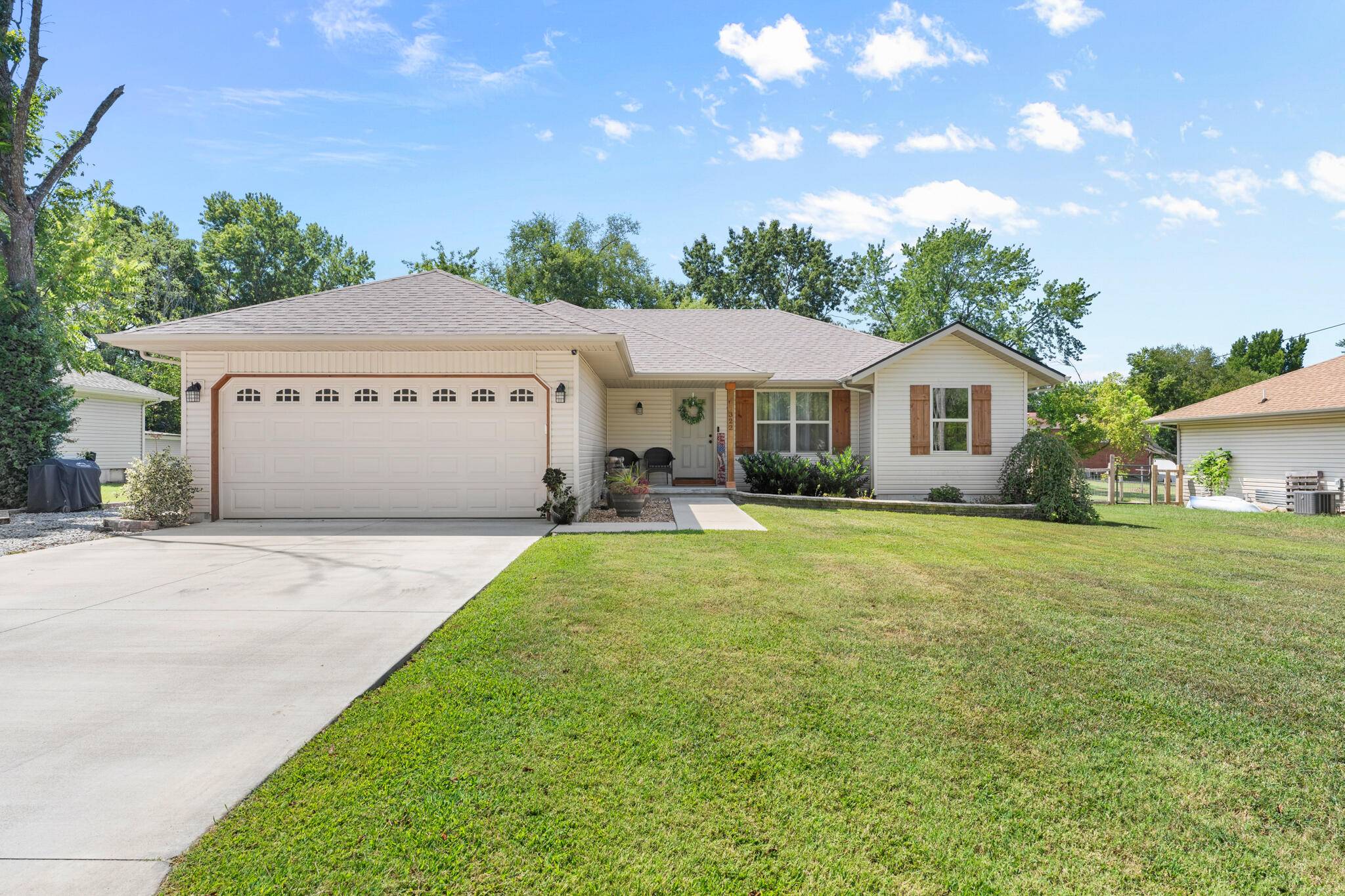 322 Sugar LN, Clever, MO 65631