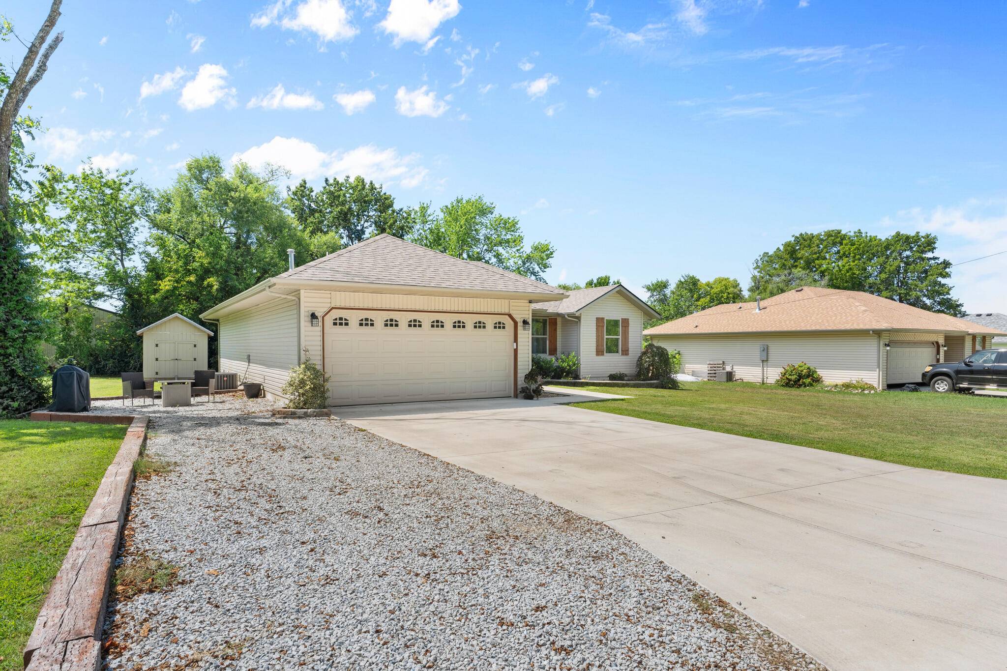 322 Sugar LN, Clever, MO 65631