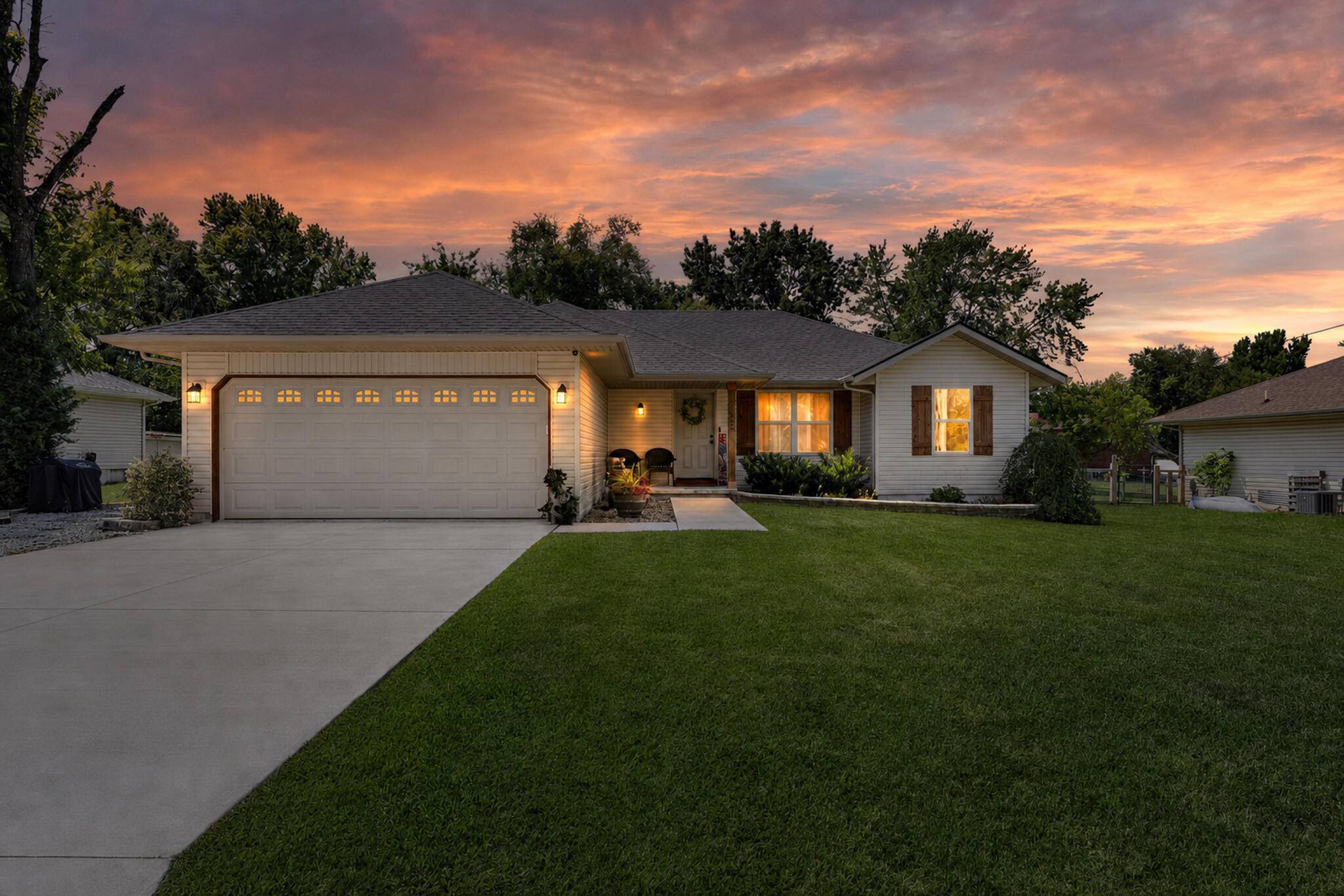 322 Sugar LN, Clever, MO 65631