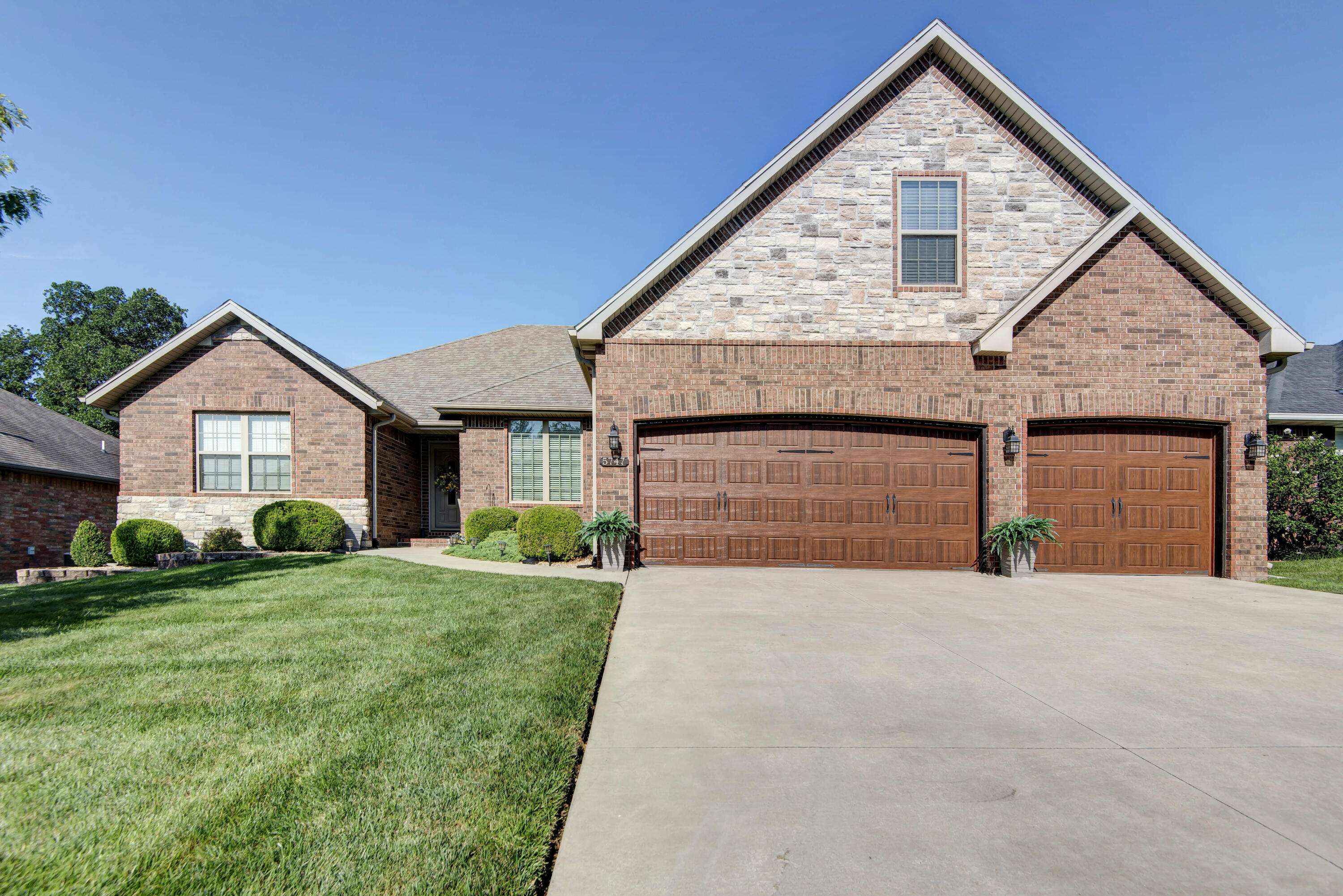 5747 S Winsor DR, Battlefield, MO 65619