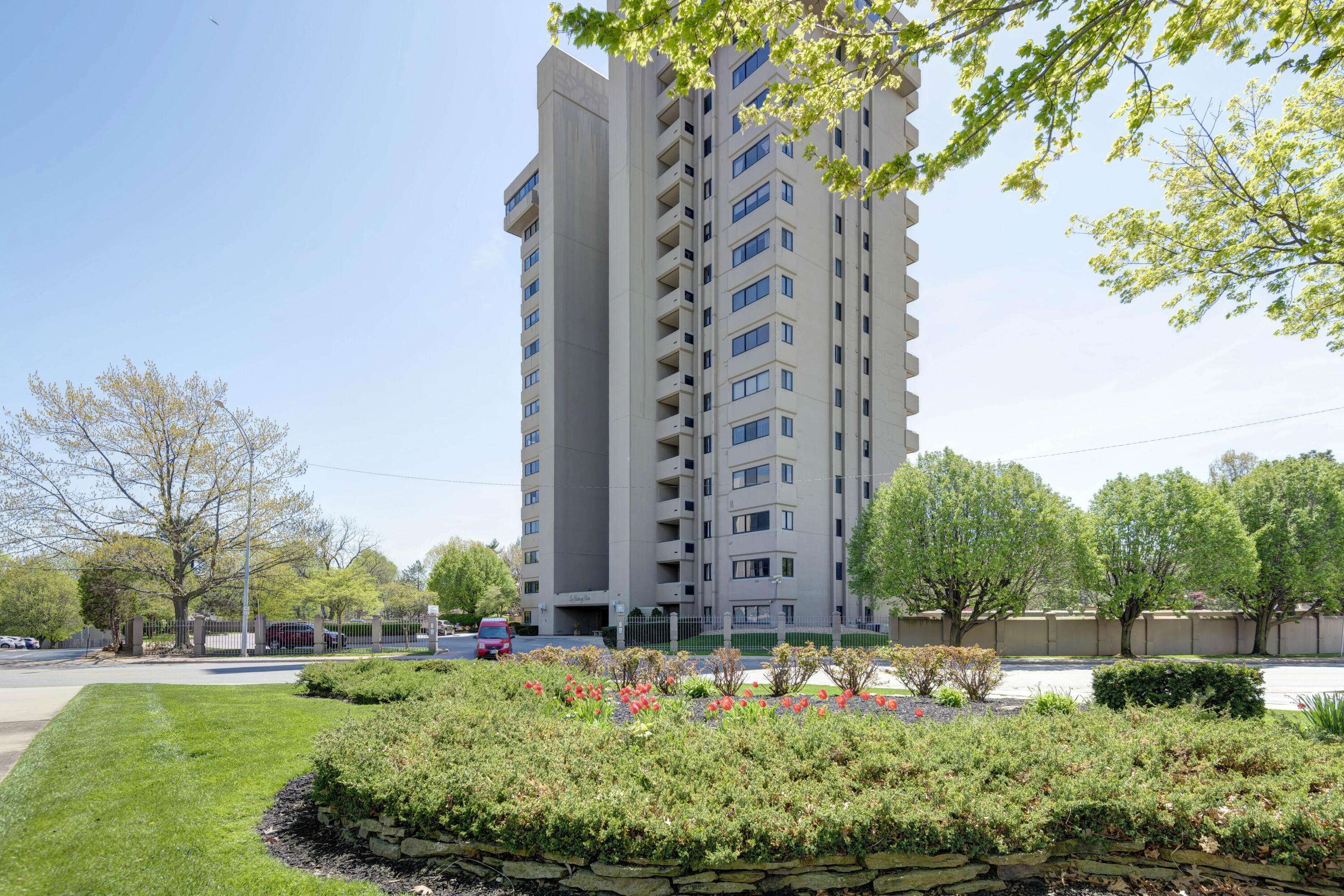 350 S John Q Hammons Pkwy #1-A, Springfield, MO 65806