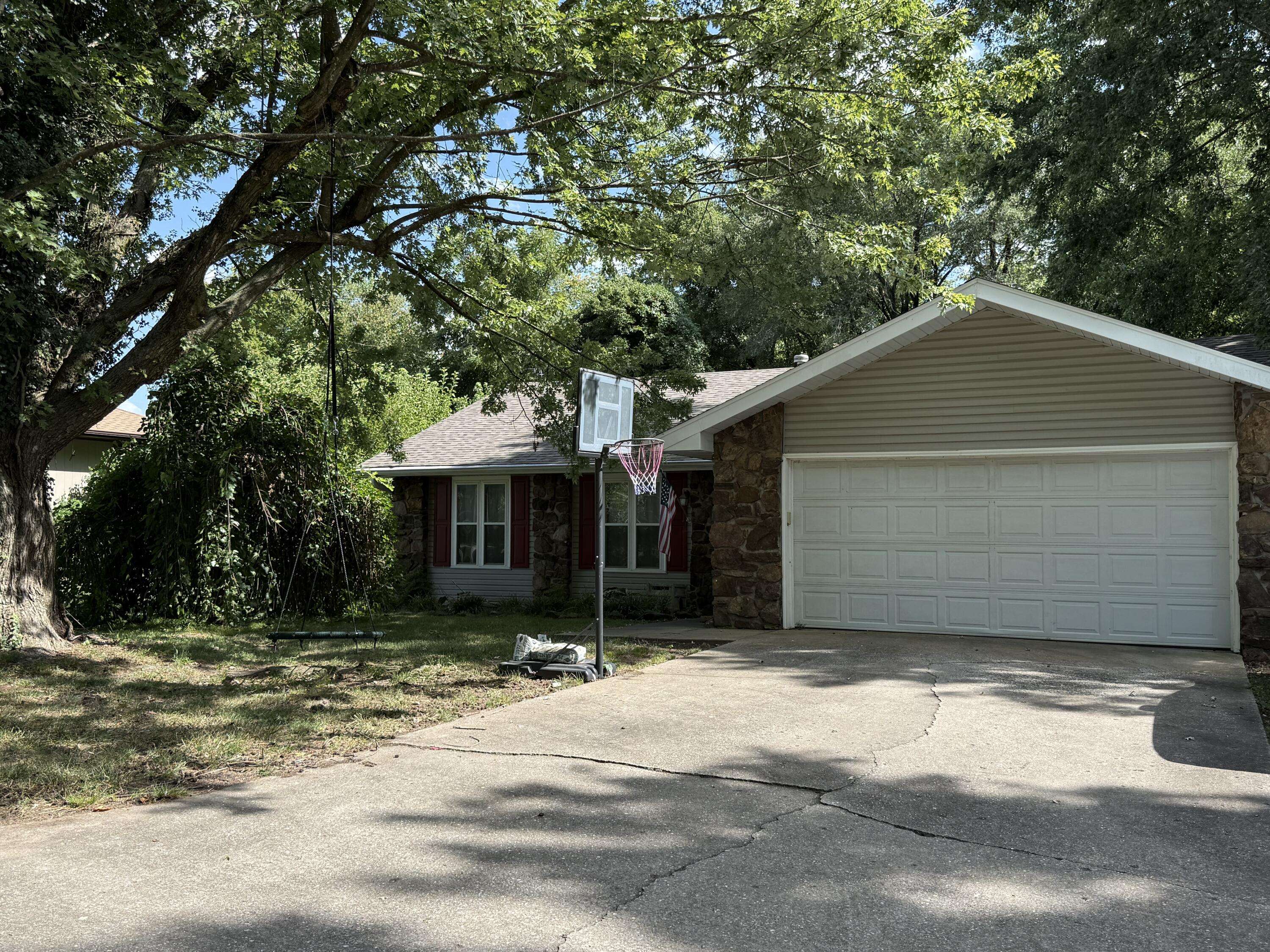 1014 W Woodland DR, Republic, MO 65738