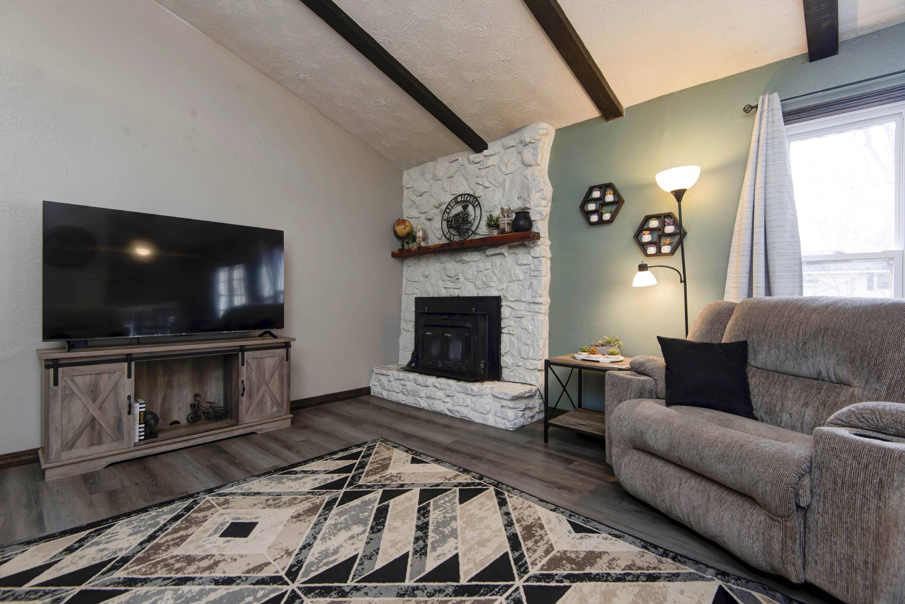1014 W Woodland DR, Republic, MO 65738