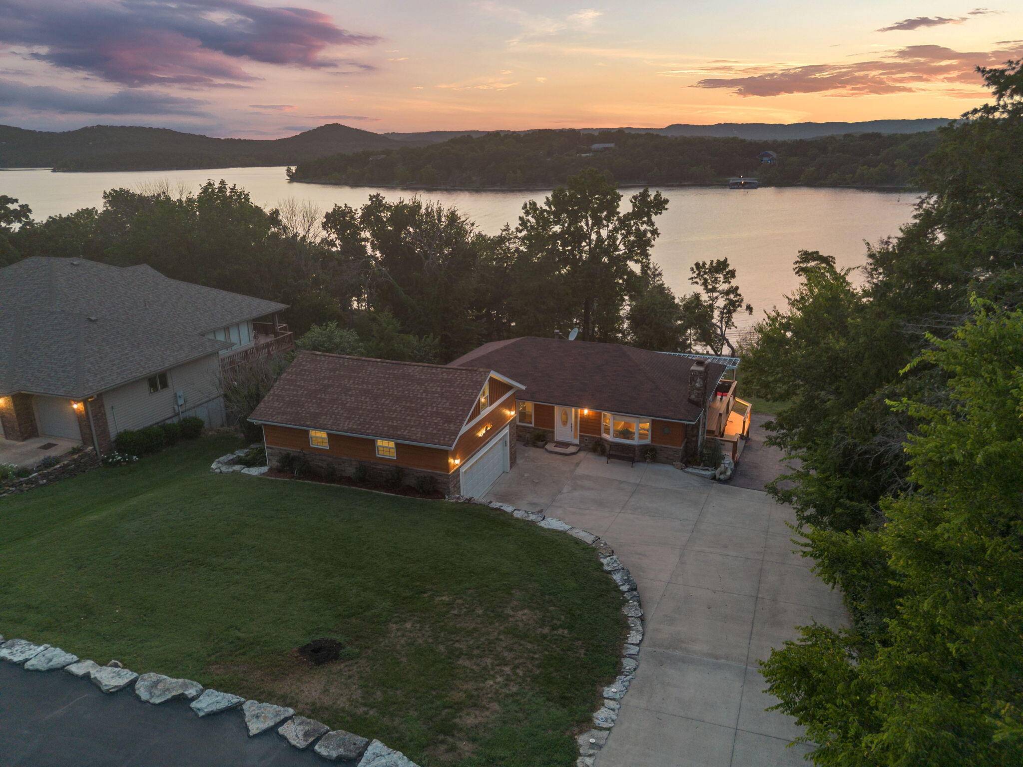 388 Santana CIR, Reeds Spring, MO 65737