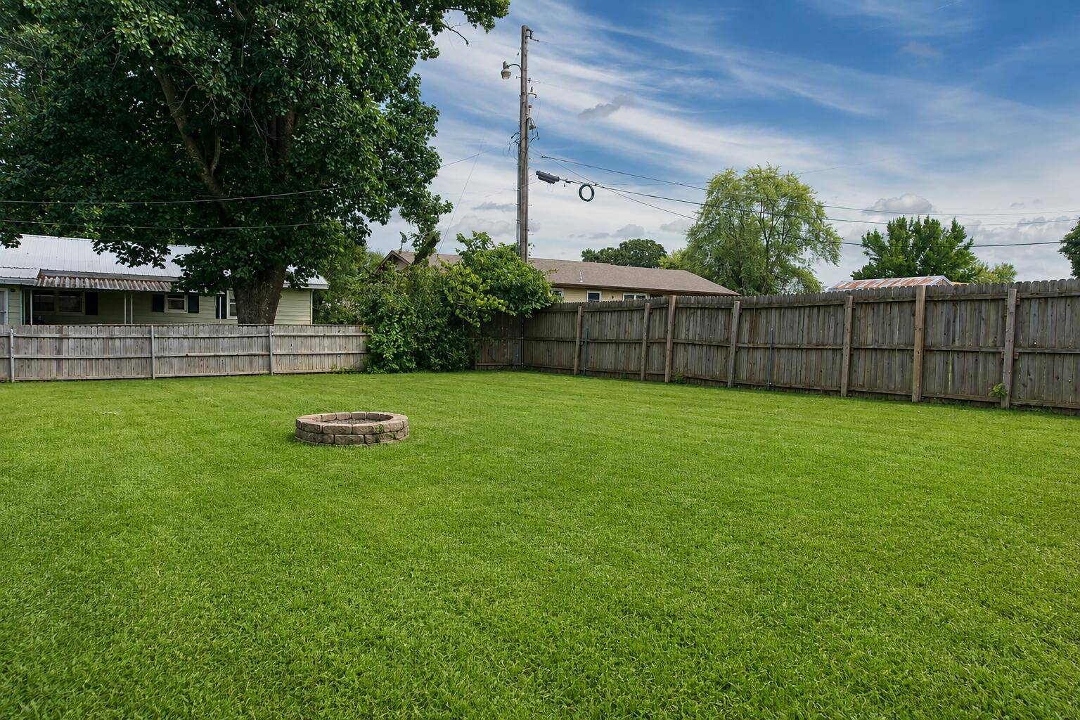 103 E Willow ST, Mansfield, MO 65704