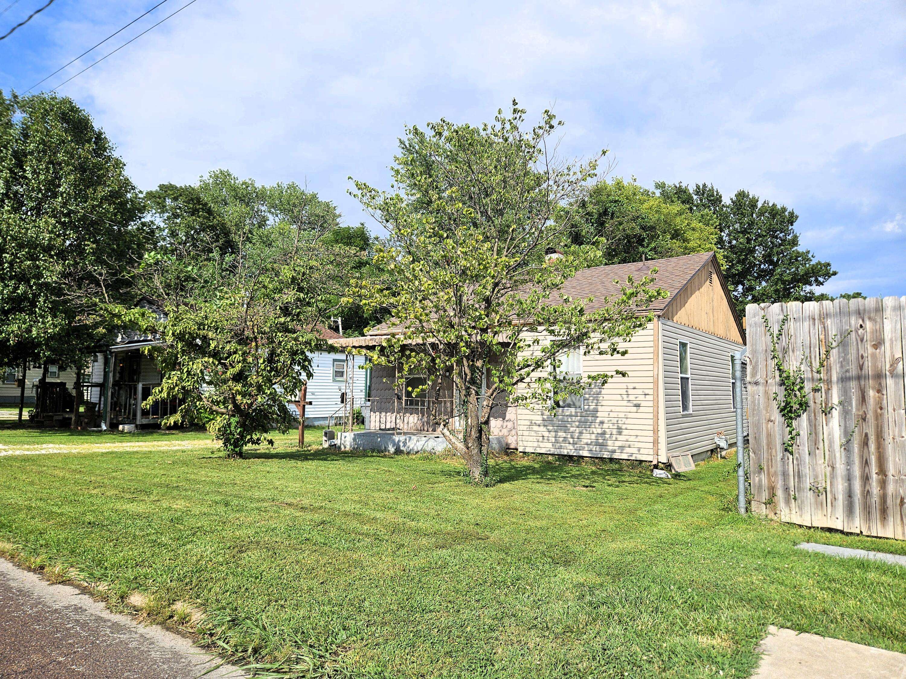 1020 N West AVE, Springfield, MO 65802